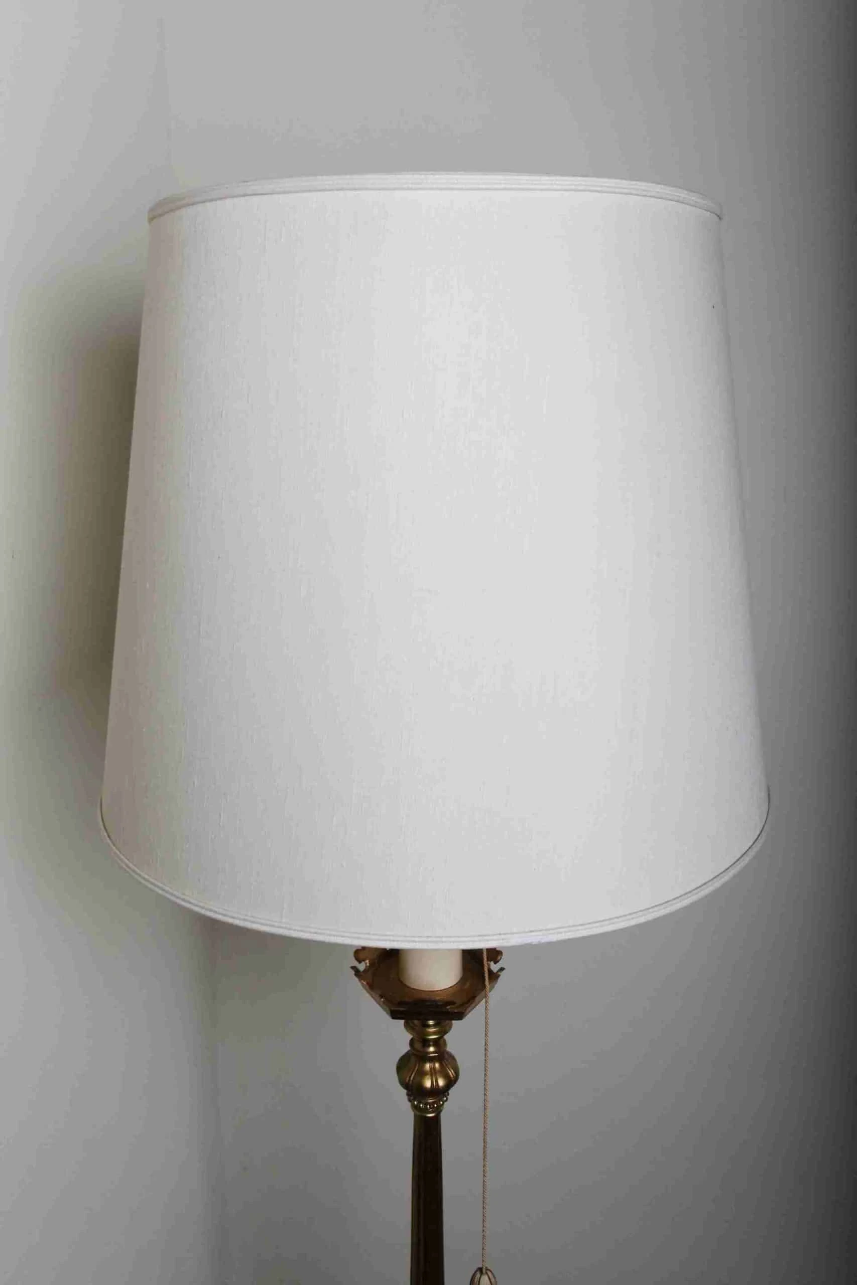 Mosazná stojací lampa s foralním zdobením