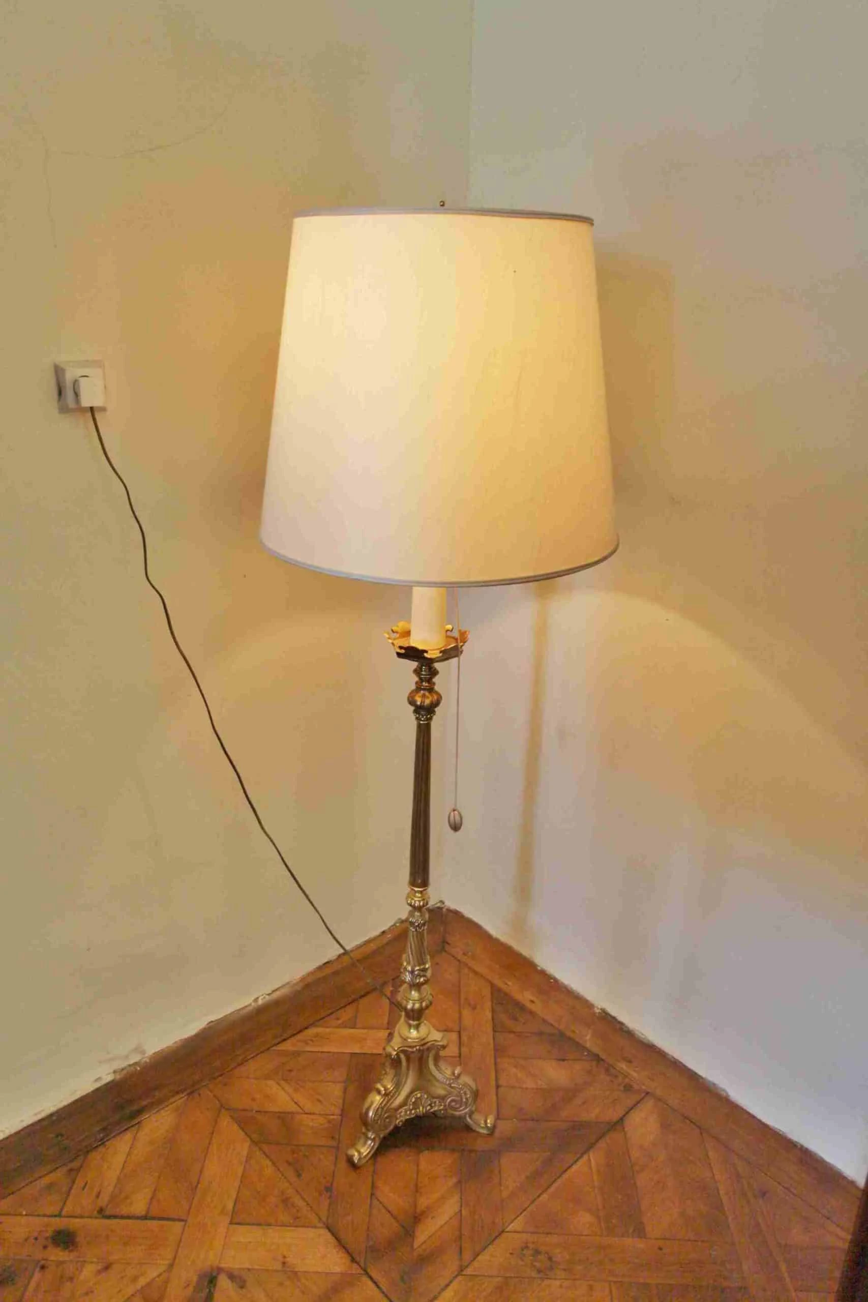Mosazná stojací lampa s foralním zdobením