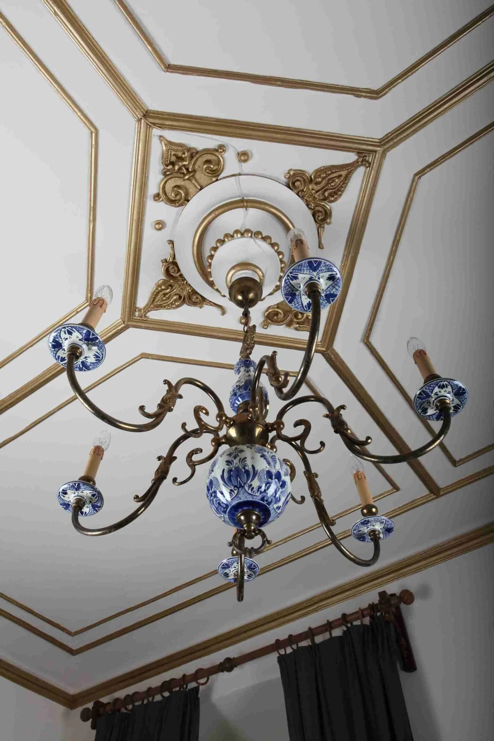 Šestiramenný malovaný holandský lustr. Zrestaurovaný