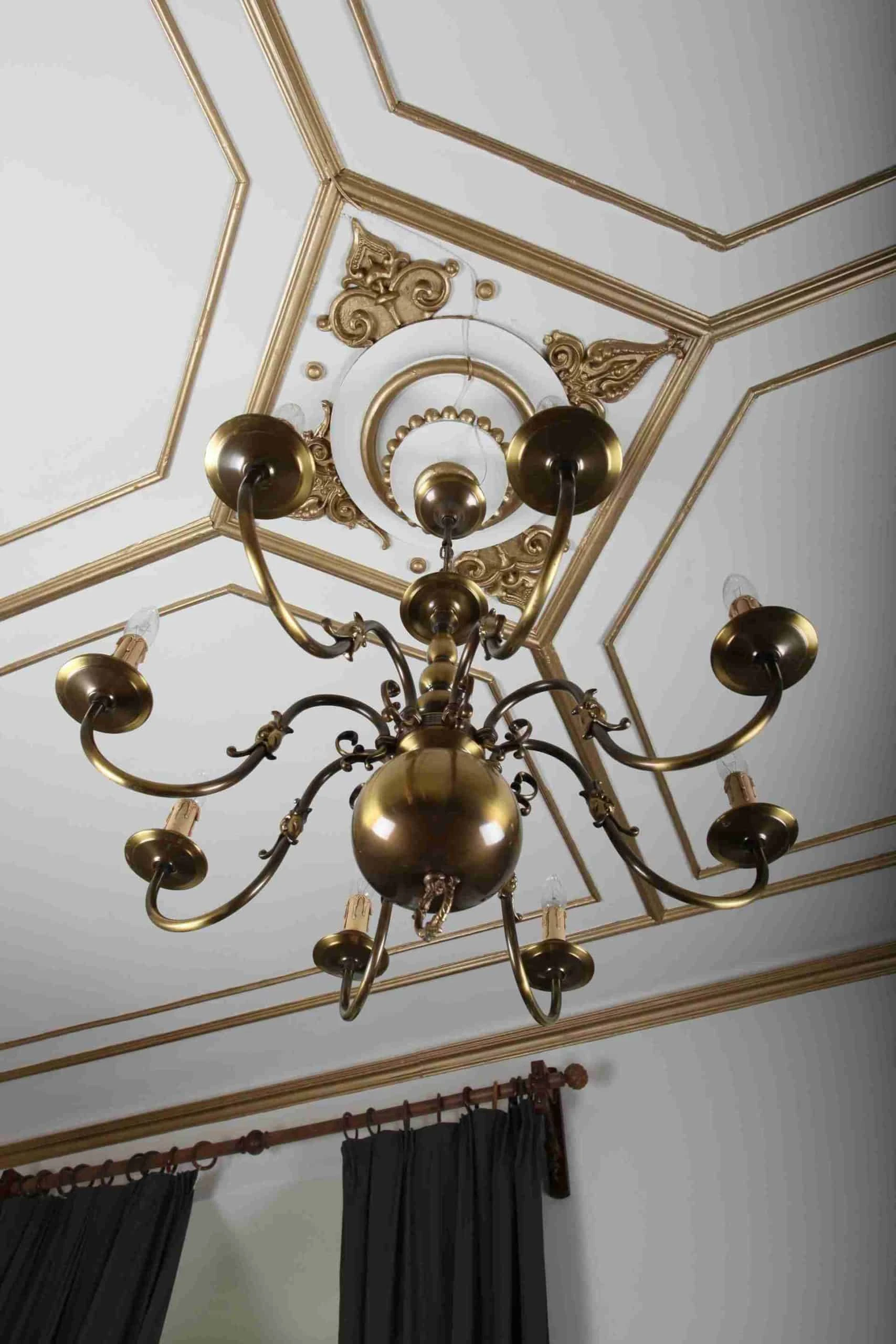 Osmiramenný vlámský lustr s orlicí. Zrestaurovaný