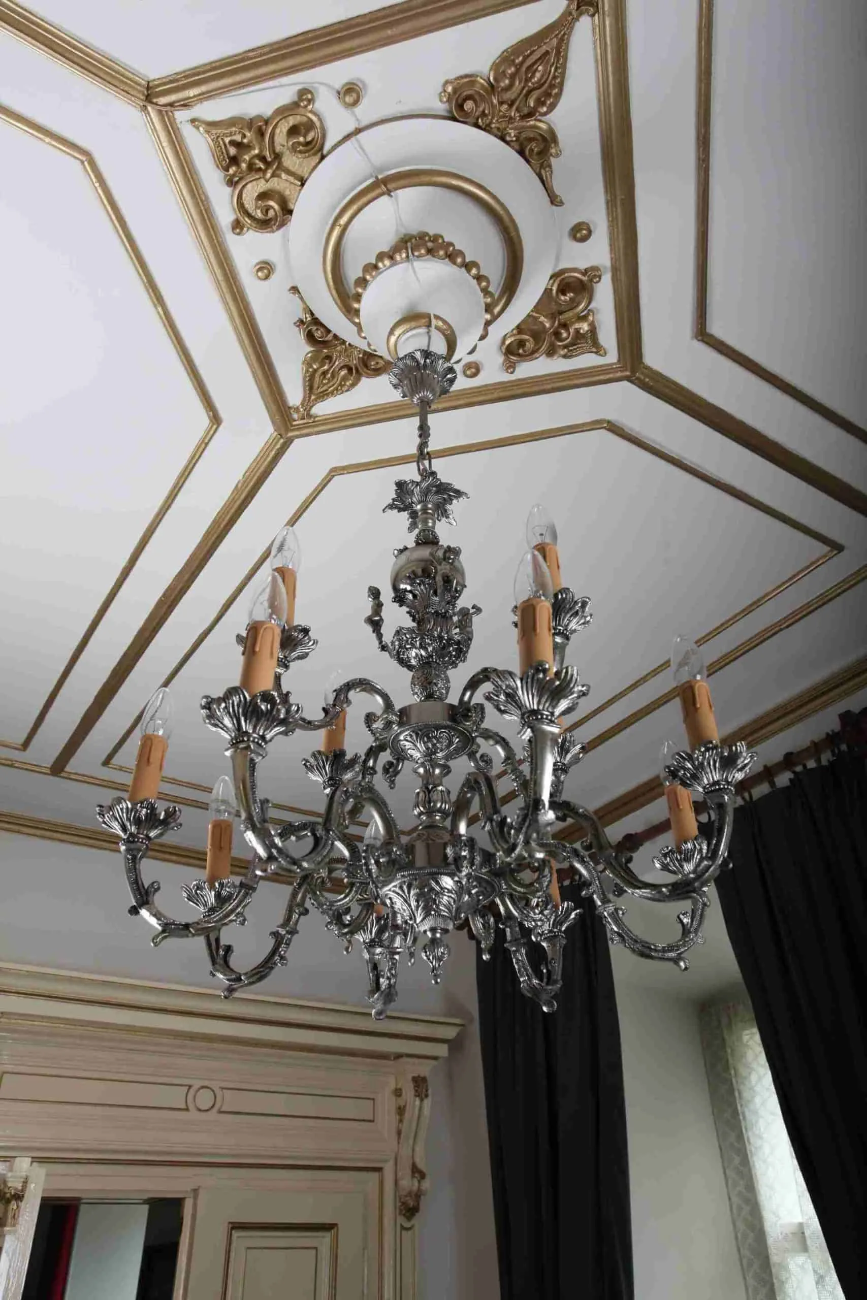 Dvoupatrový figurální lustr. Dvanáctiramenný