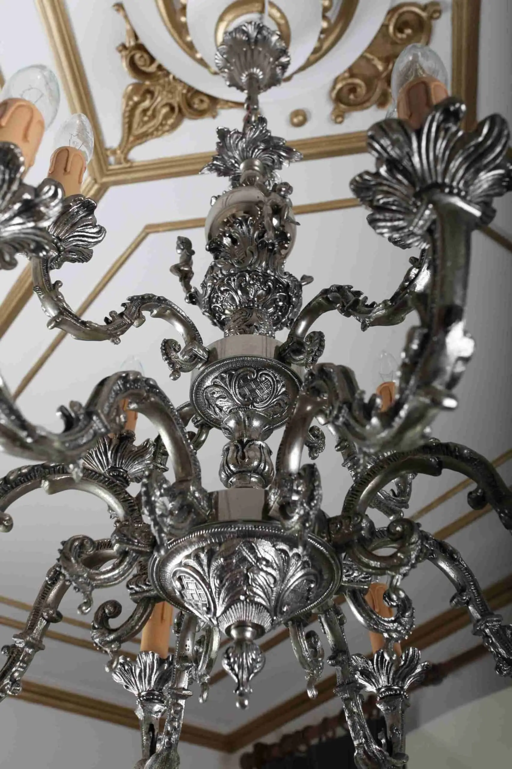 Dvoupatrový figurální lustr. Dvanáctiramenný