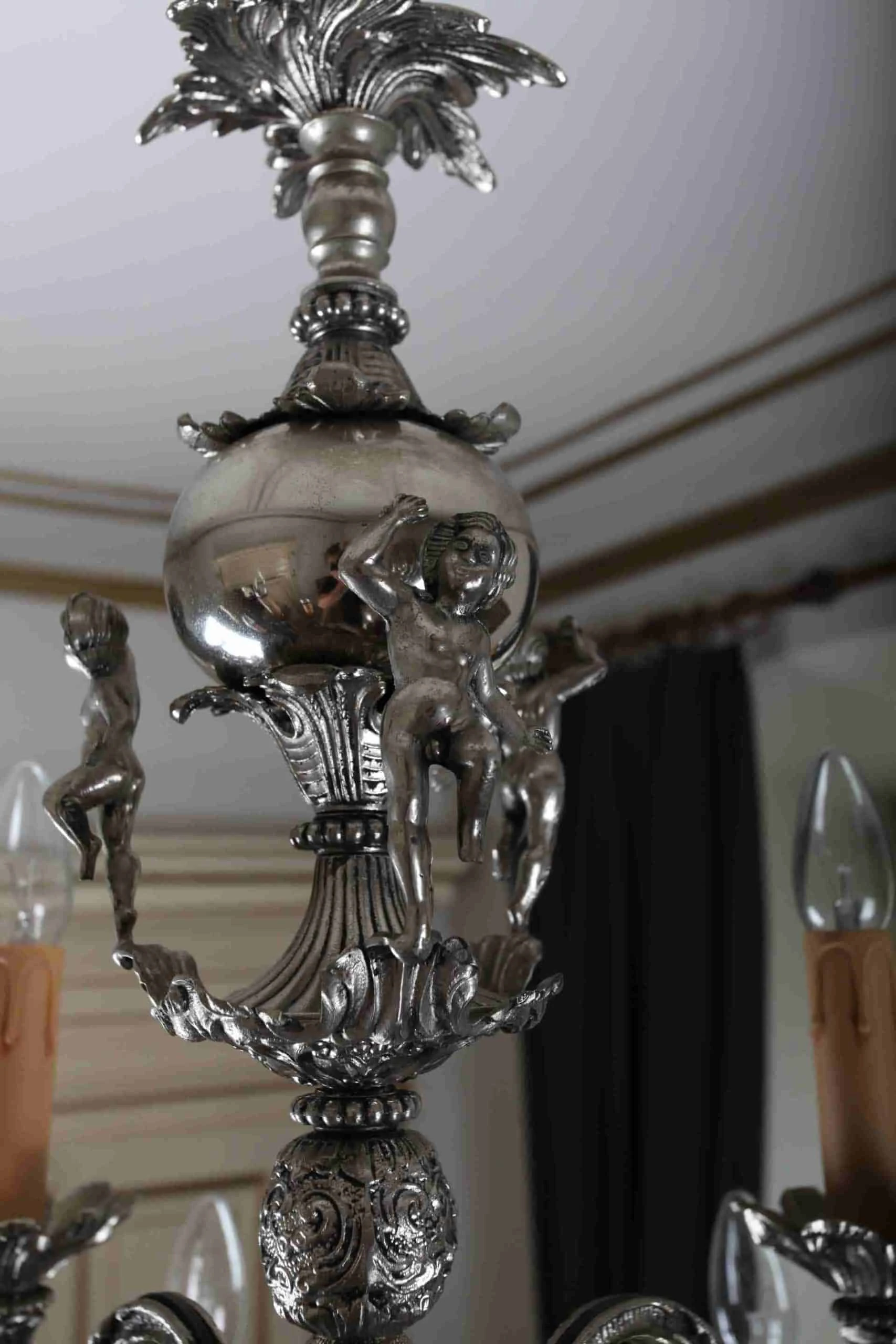 Dvoupatrový figurální lustr. Dvanáctiramenný
