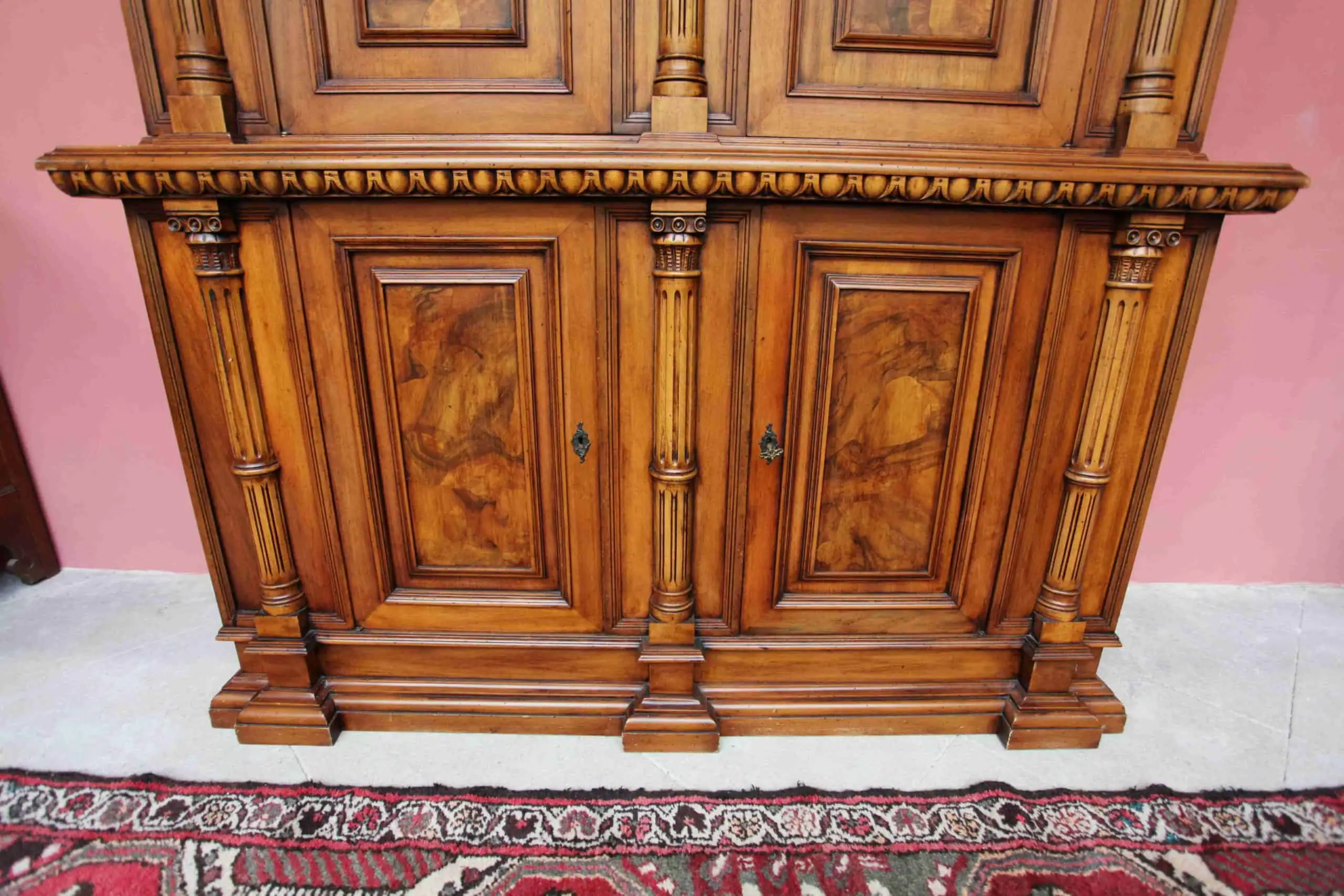 Novoklasicistní skříň zdobená řezbou