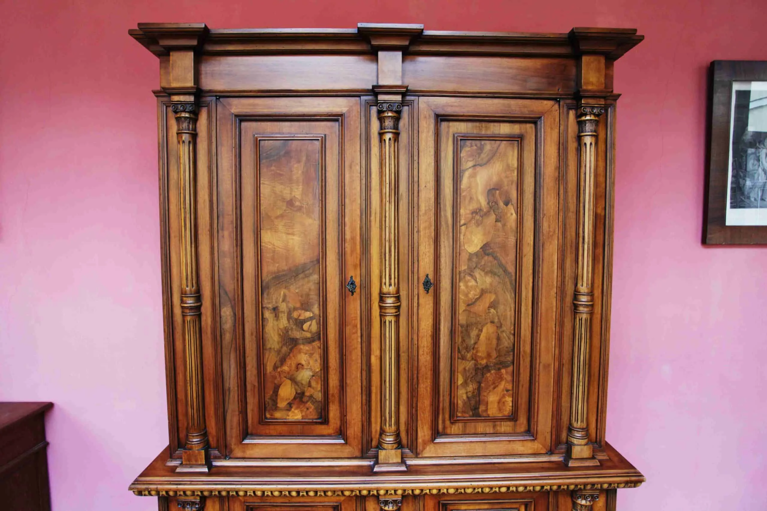 Novoklasicistní skříň zdobená řezbou