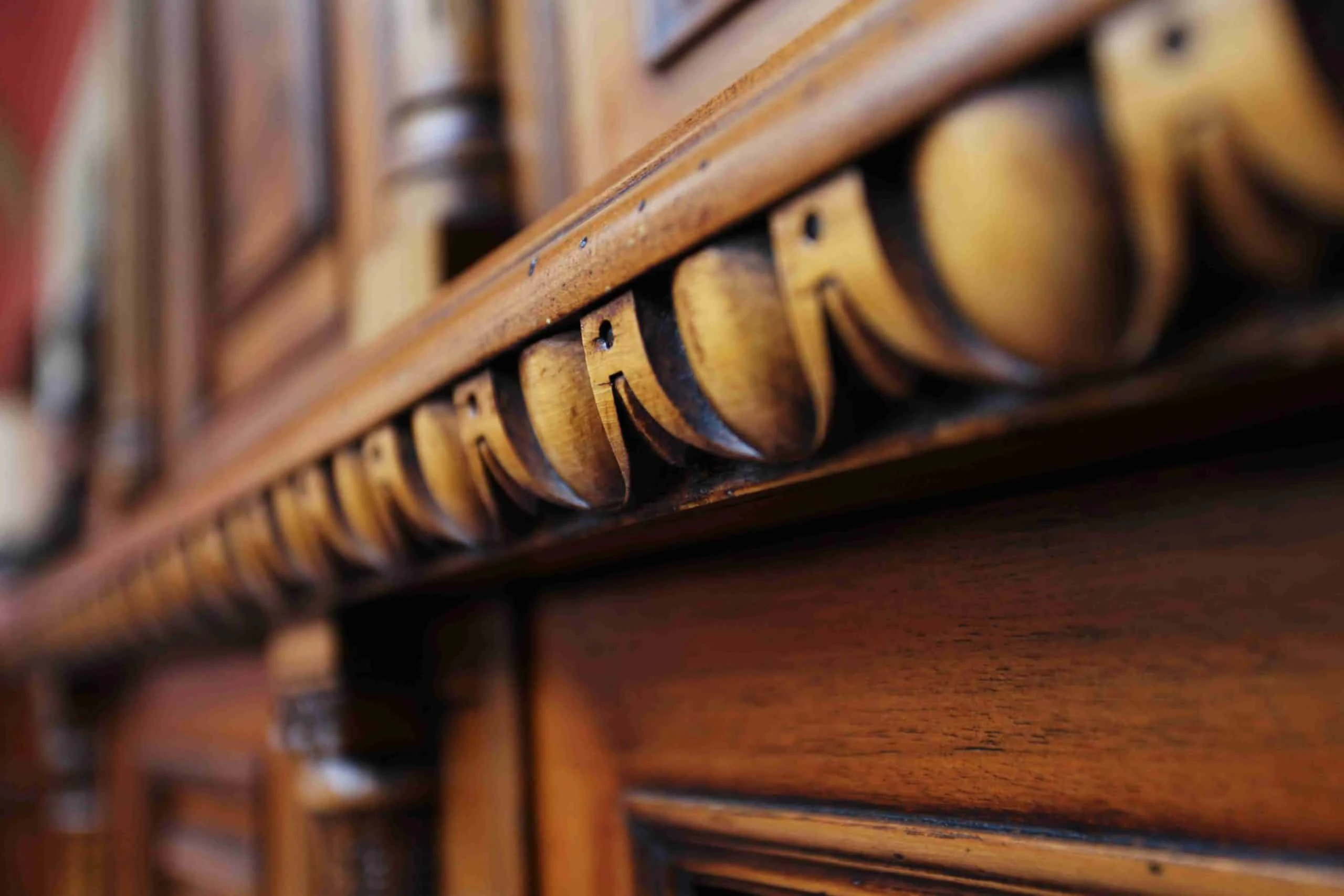 Novoklasicistní skříň zdobená řezbou