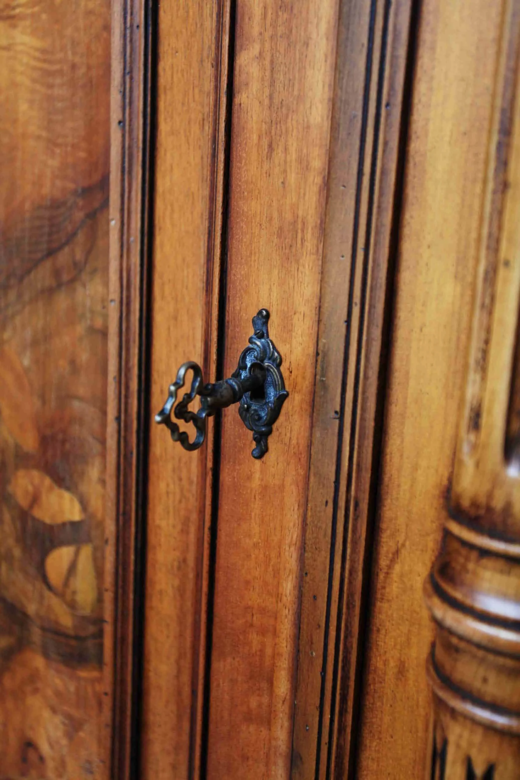 Novoklasicistní skříň zdobená řezbou