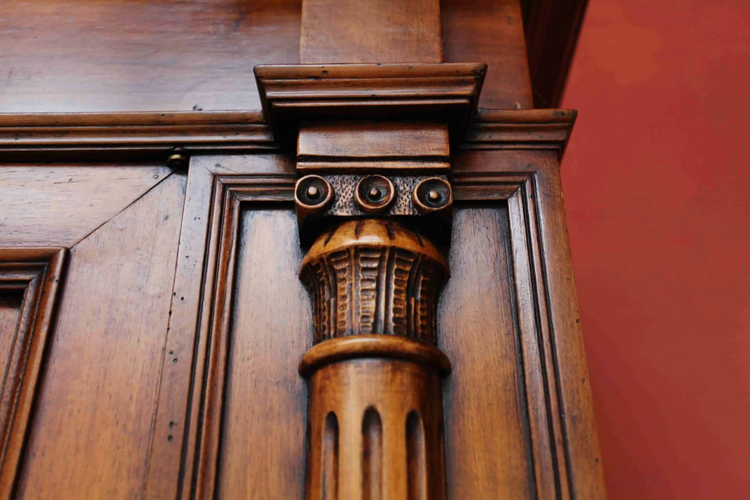 Novoklasicistní skříň zdobená řezbou