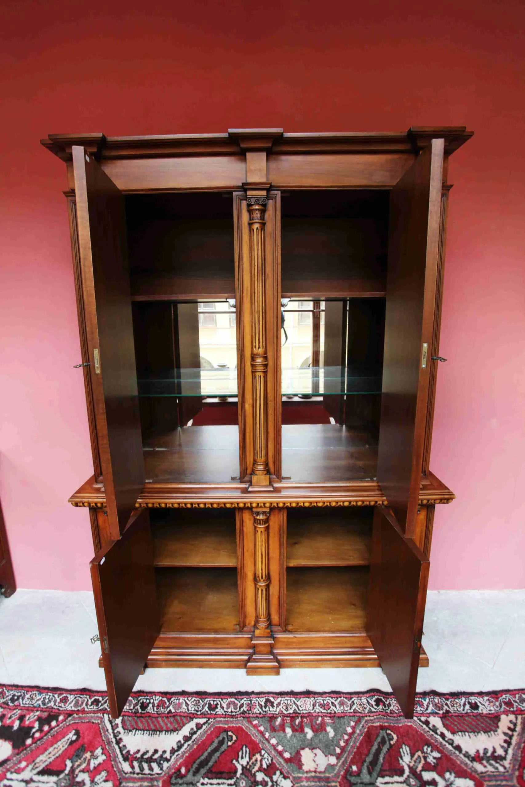 Novoklasicistní skříň zdobená řezbou