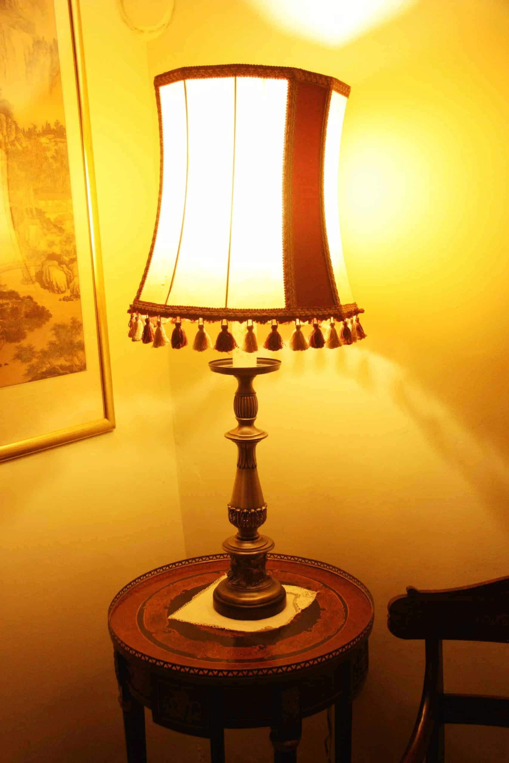 Velká stolní lampa neorenesance. Výška 103 cm