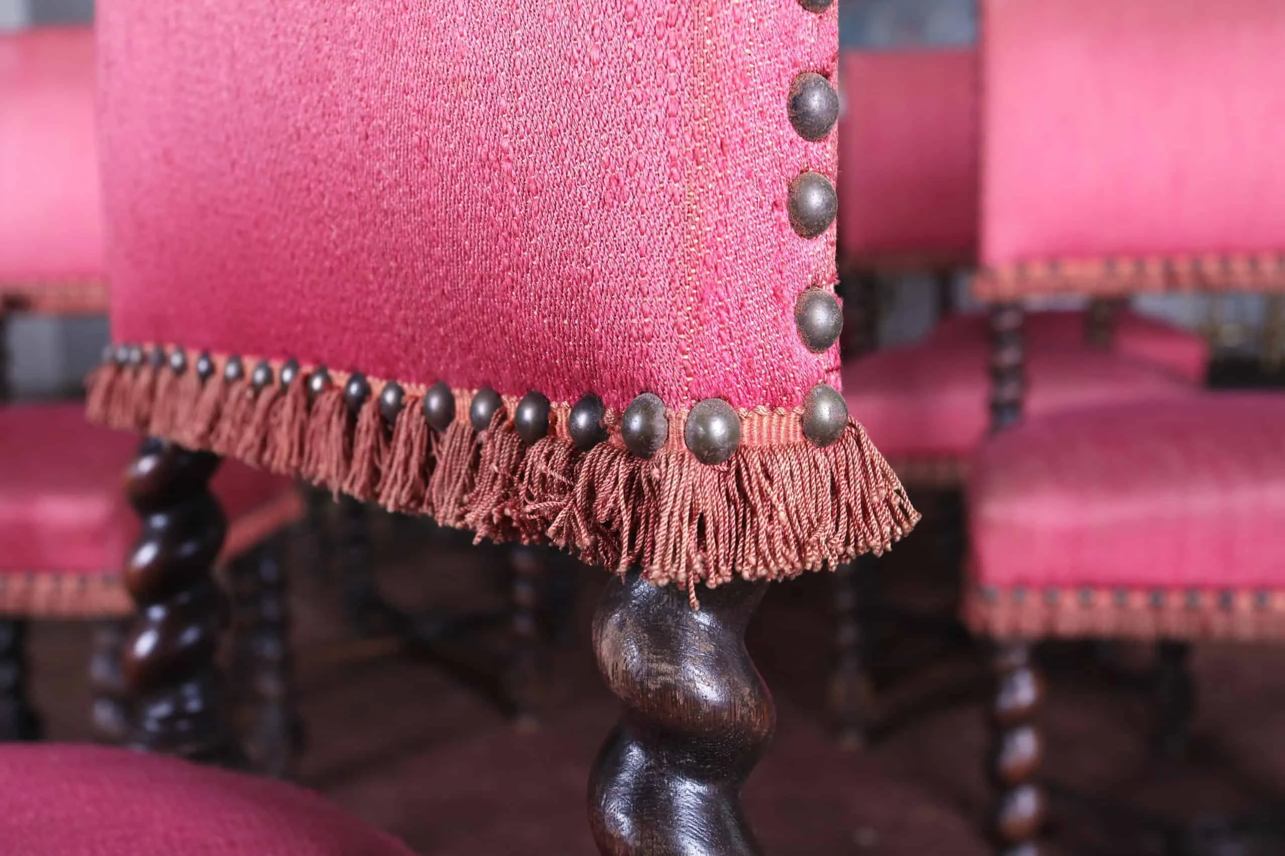 Set 8 neorenesančních židlí z masivního dubu