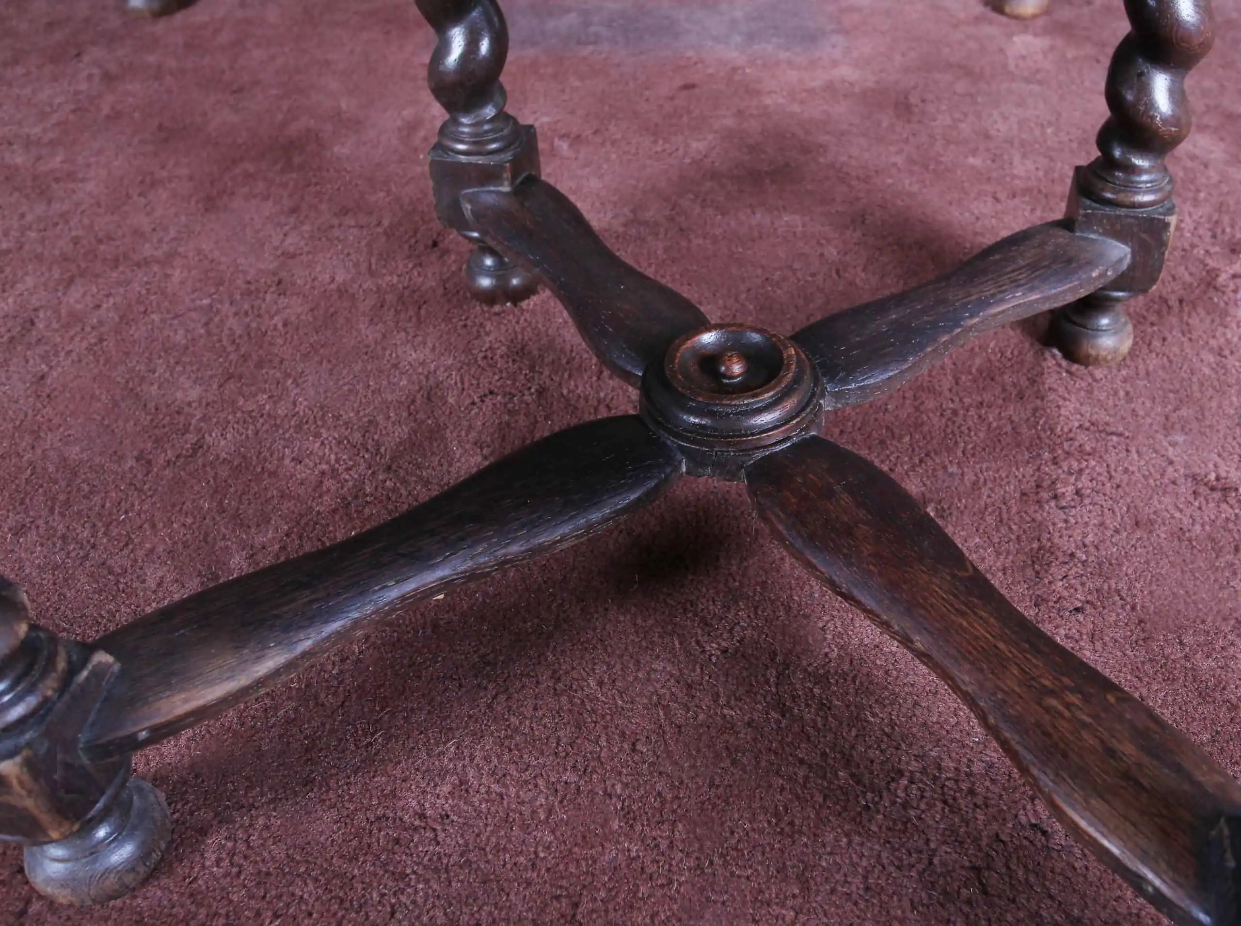 Set 8 neorenesančních židlí z masivního dubu