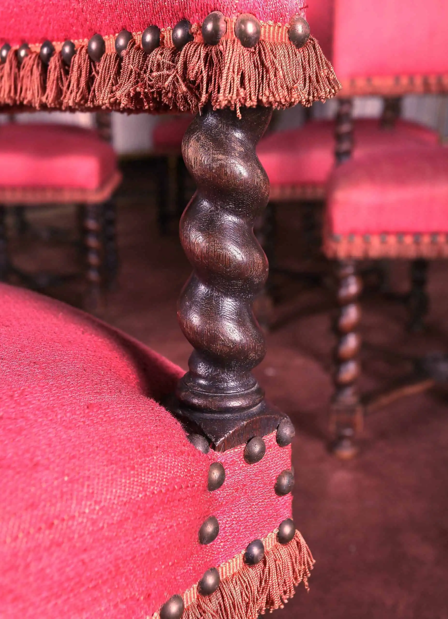 Set 8 neorenesančních židlí z masivního dubu