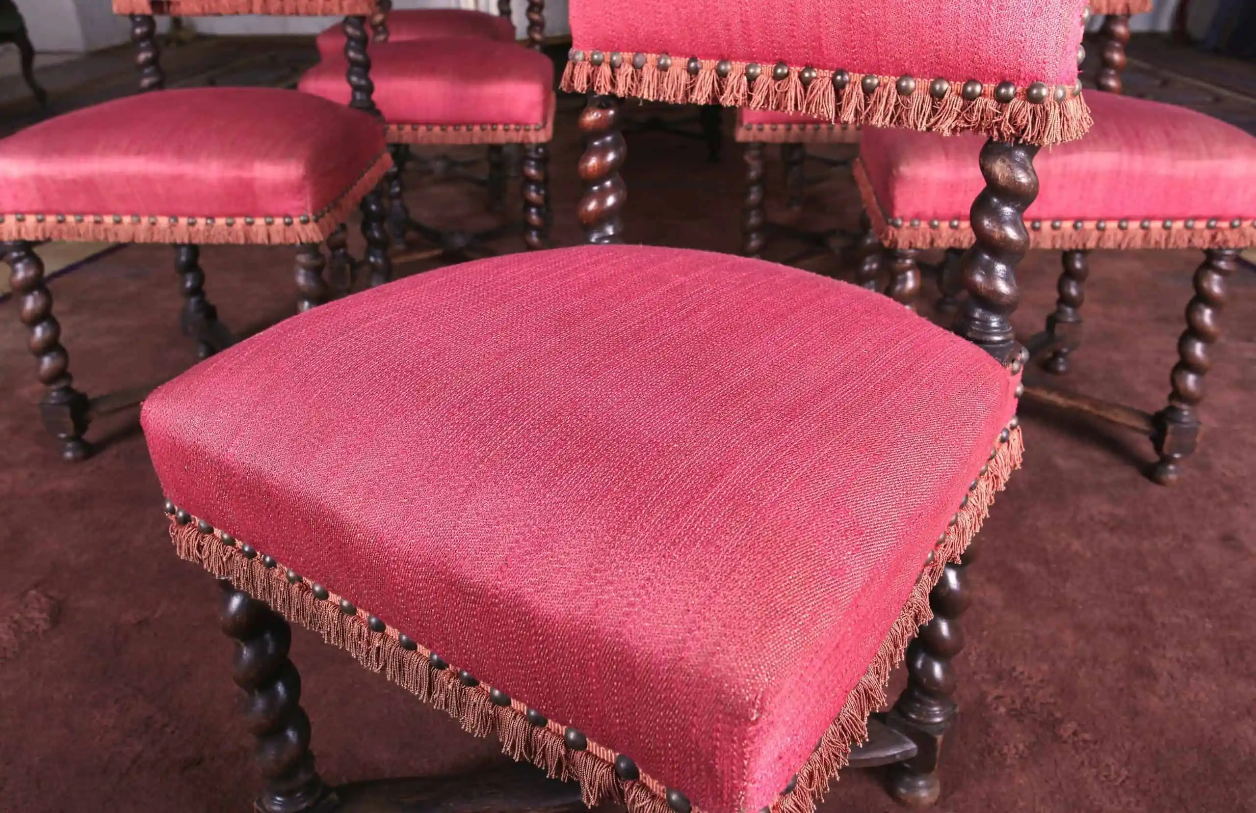 Set 8 neorenesančních židlí z masivního dubu