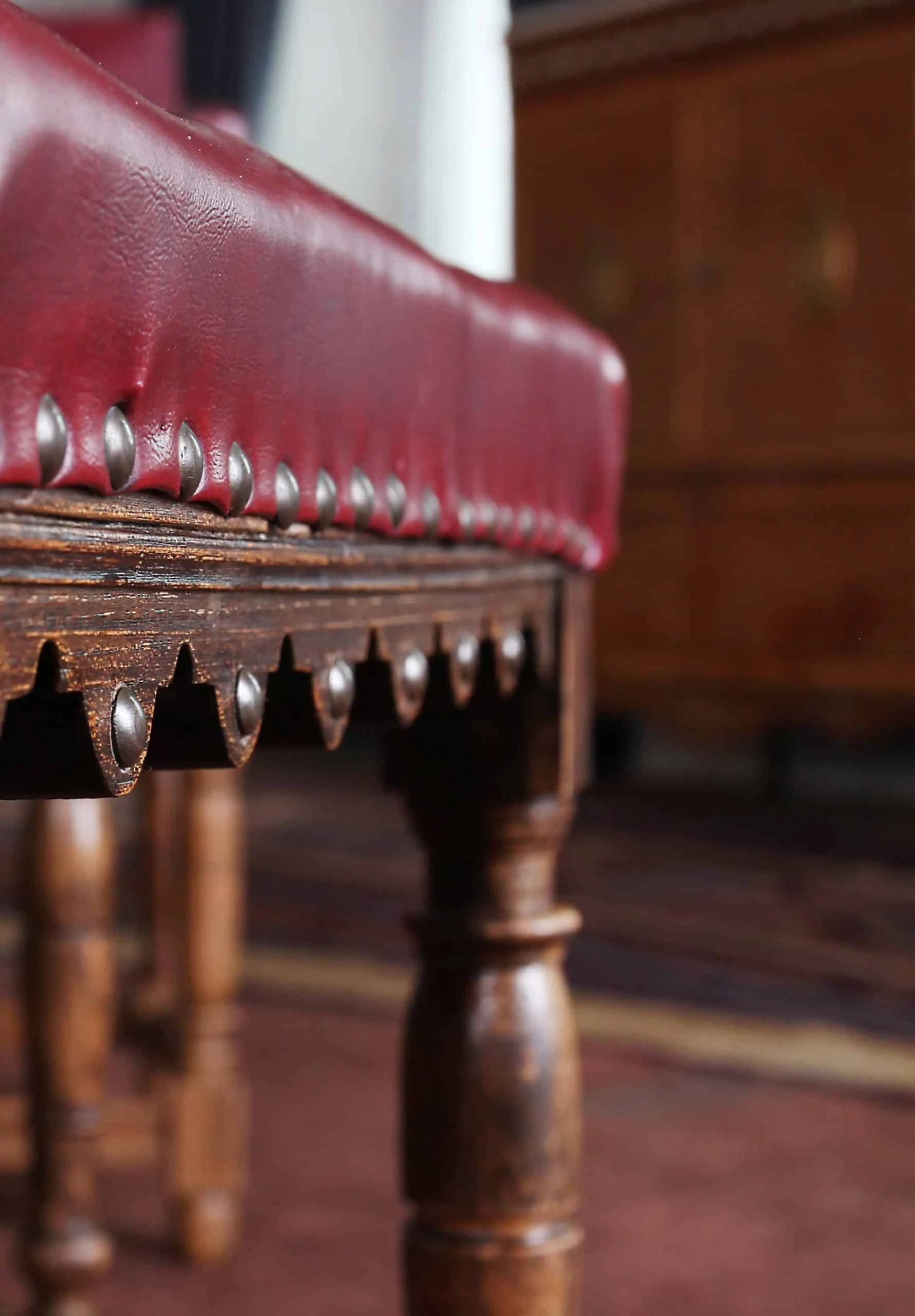 Starožitný komplet 4 židlí a křesílka. Neorenesance