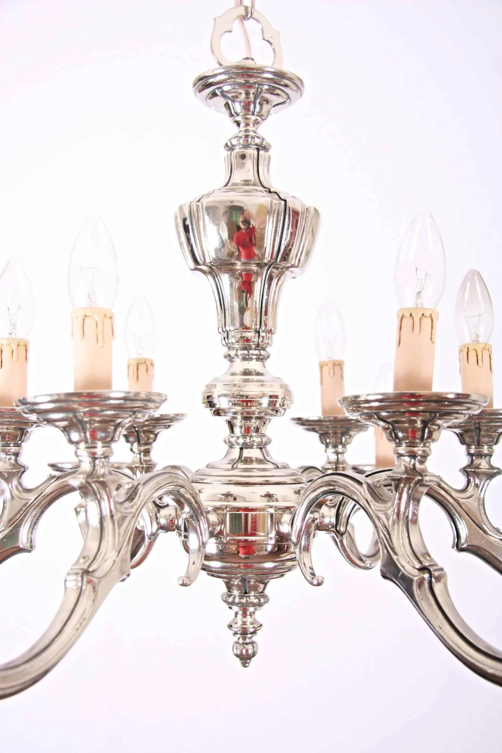 Dvoupatrový lustr z bílého kovu 12 žárovek