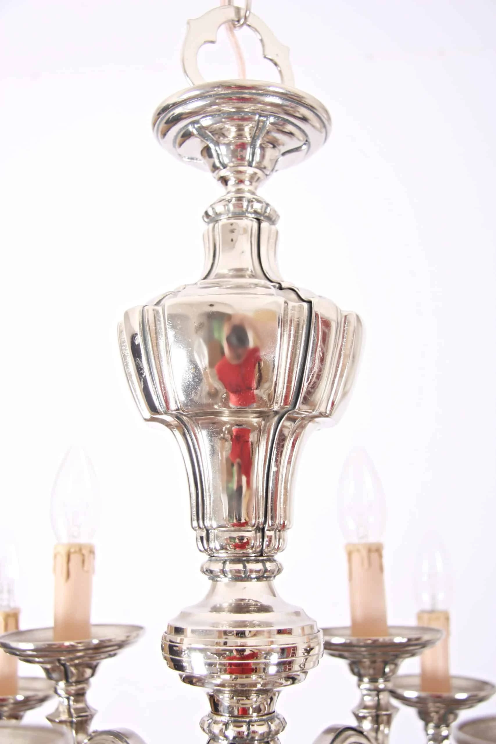 Dvoupatrový lustr z bílého kovu 12 žárovek