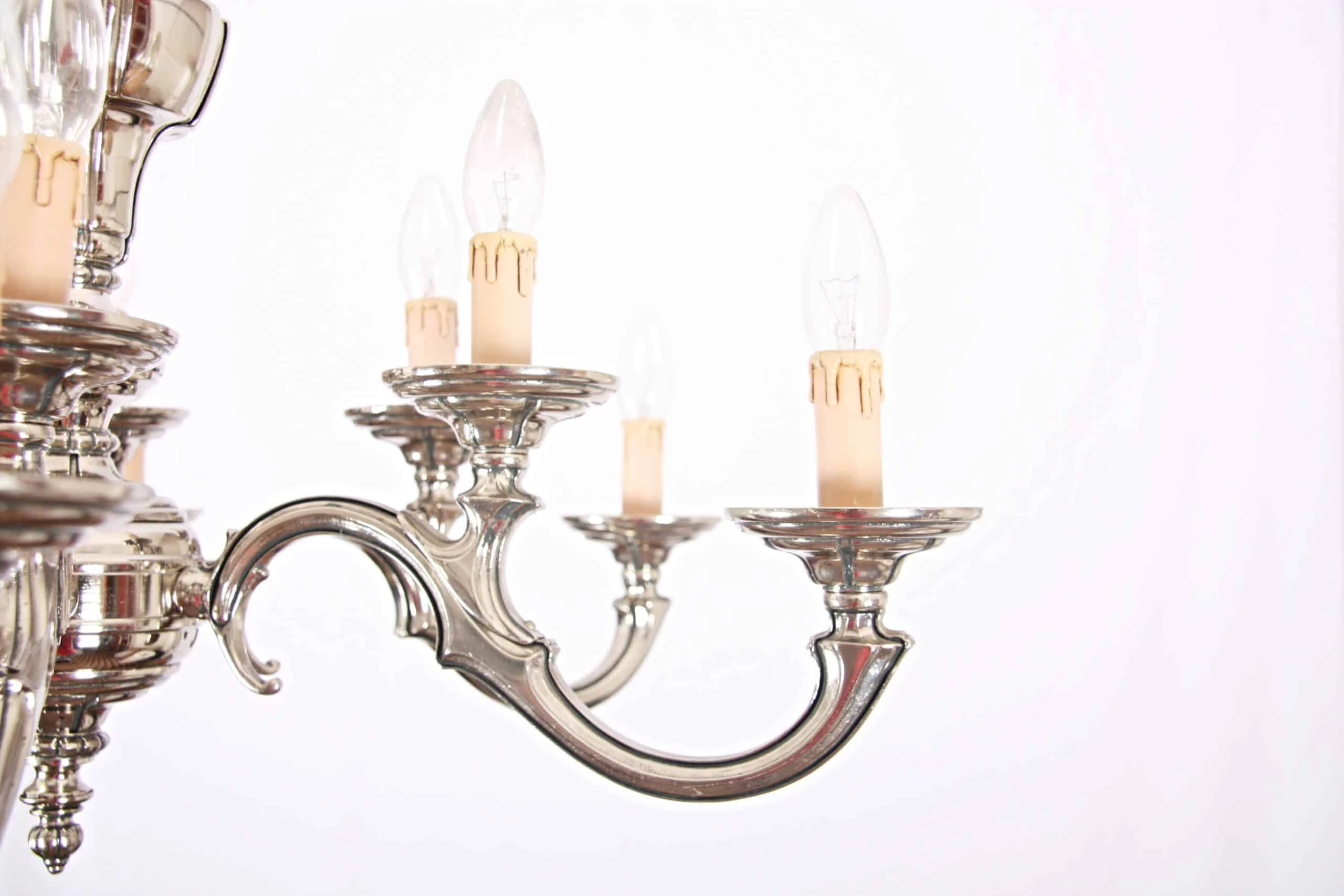 Dvoupatrový lustr z bílého kovu 12 žárovek