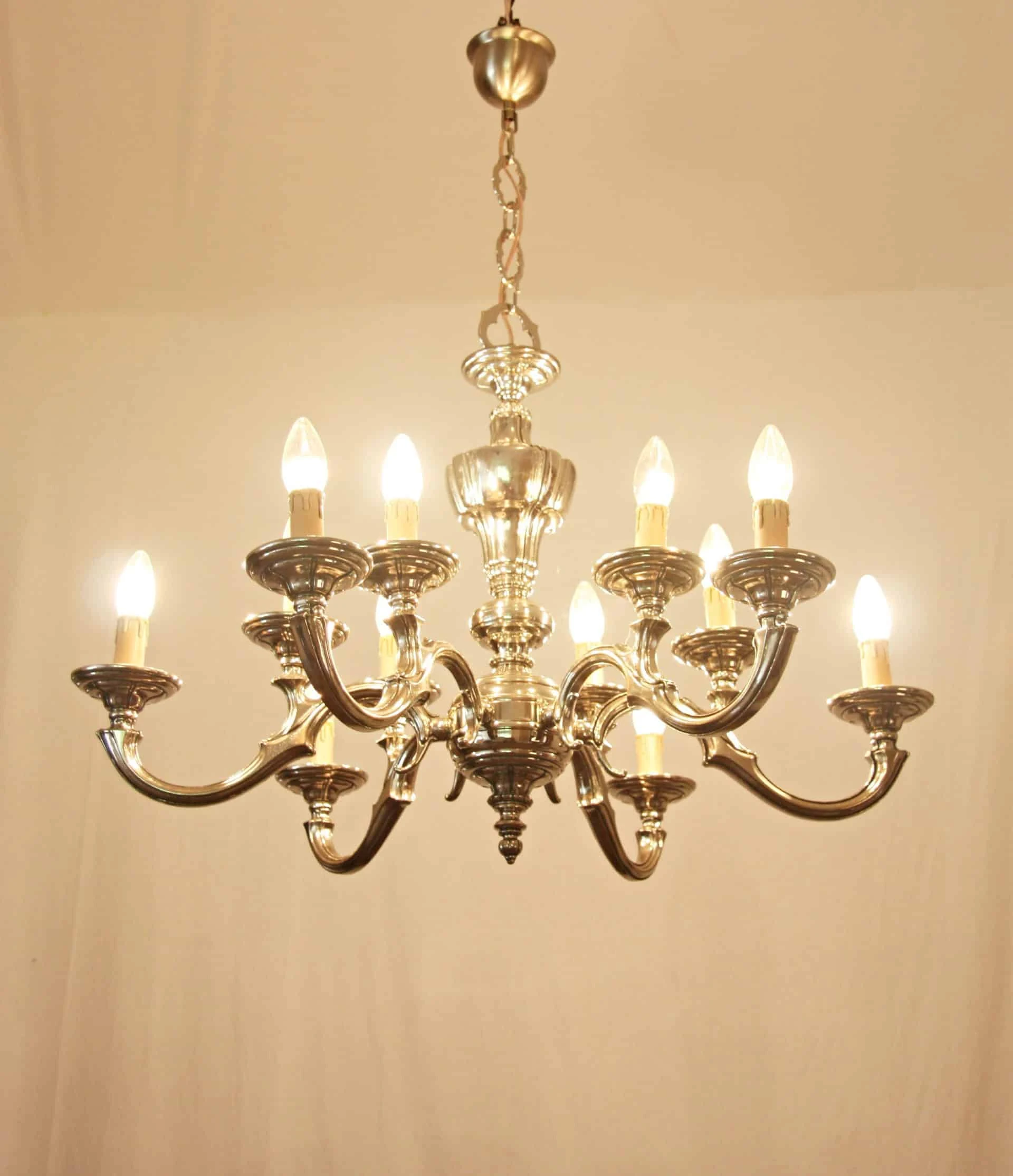 Dvoupatrový lustr z bílého kovu 12 žárovek