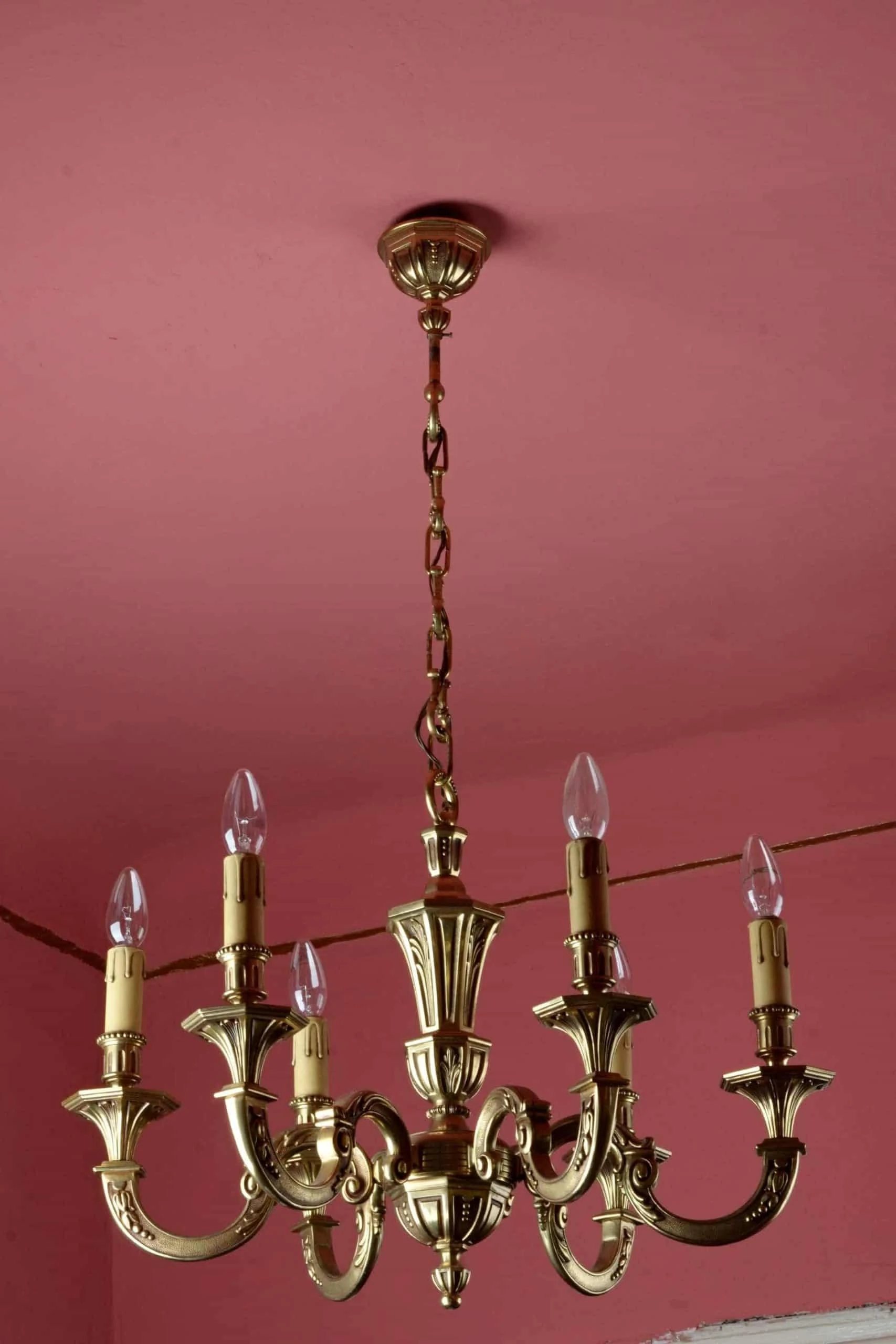 Šestiramenný lustr s florálním zdobením