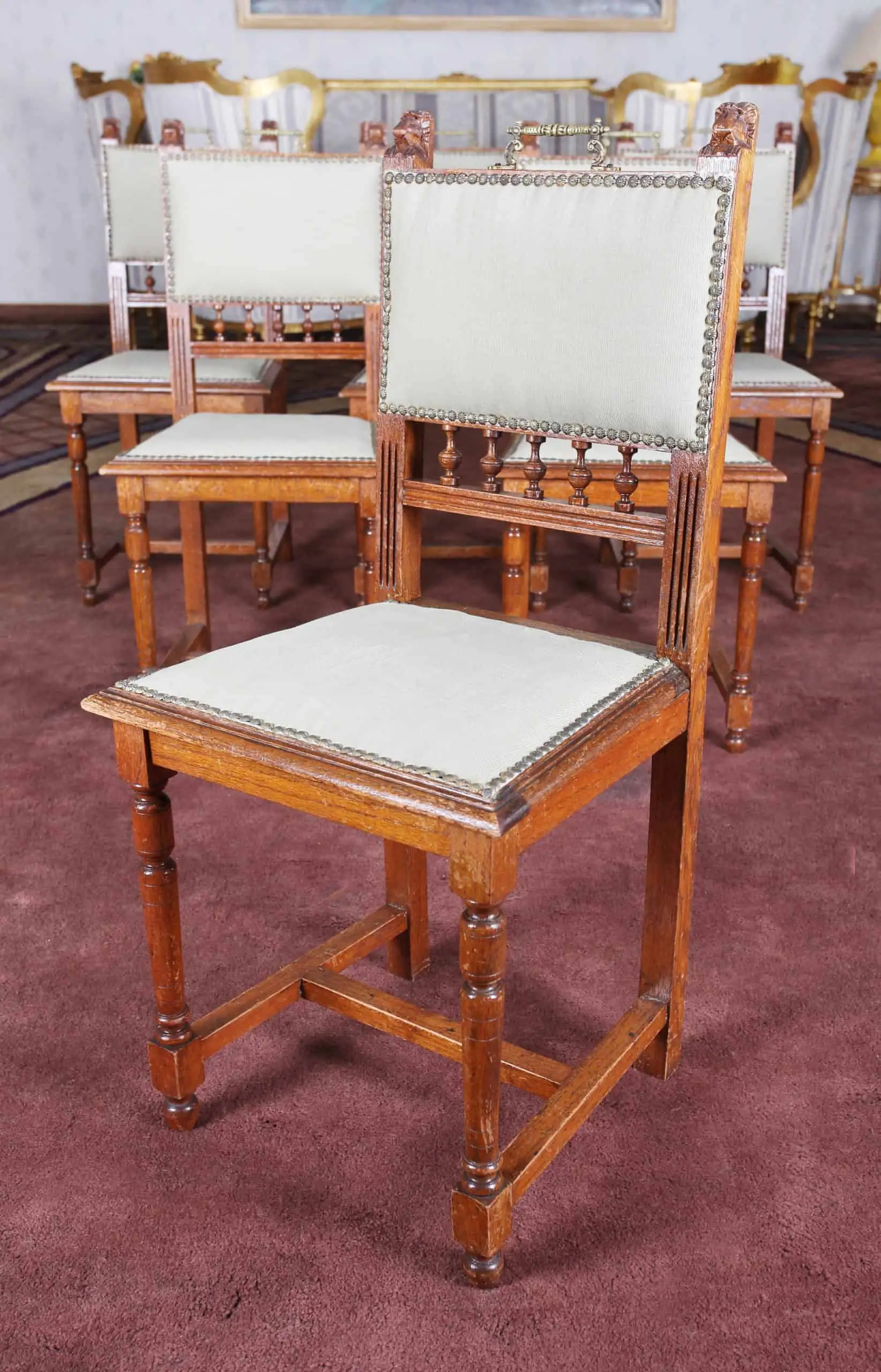 Starožitný komplet židlí se lvy