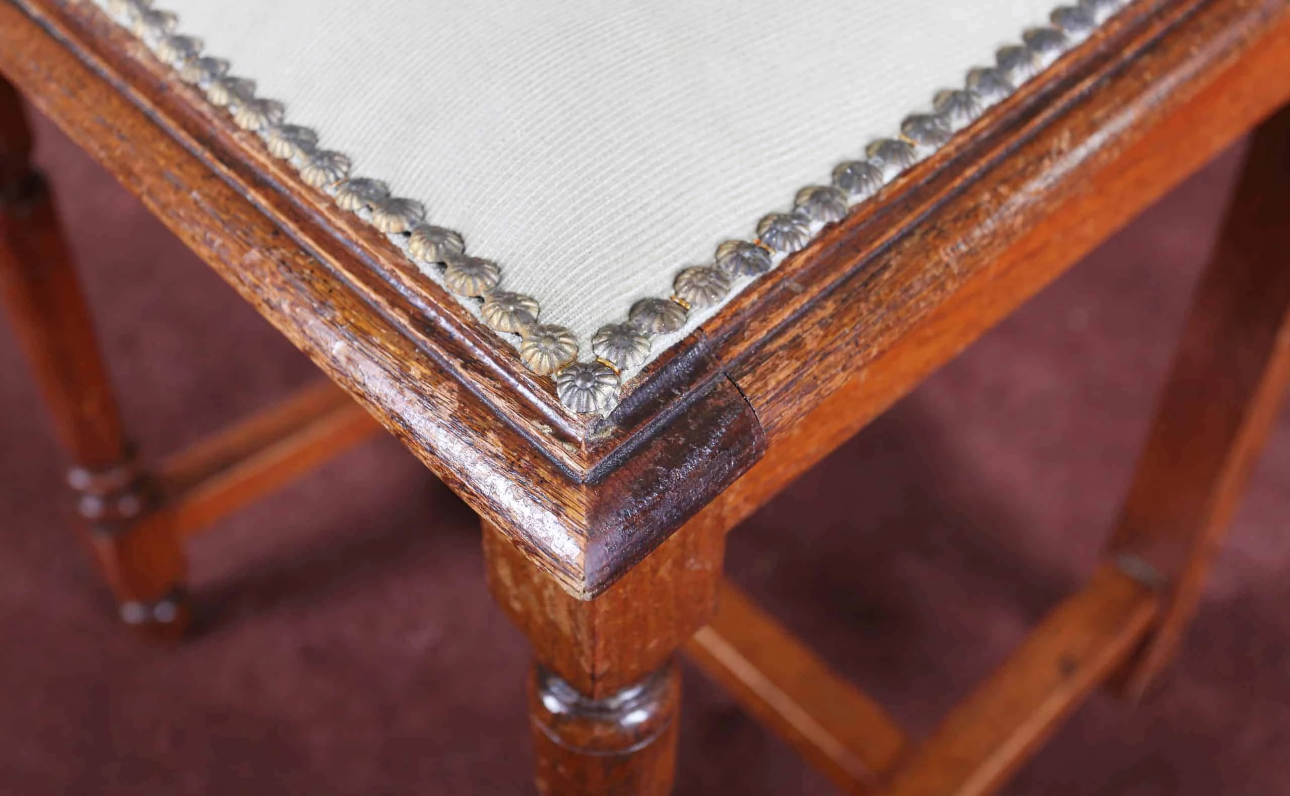 Starožitný komplet židlí se lvy