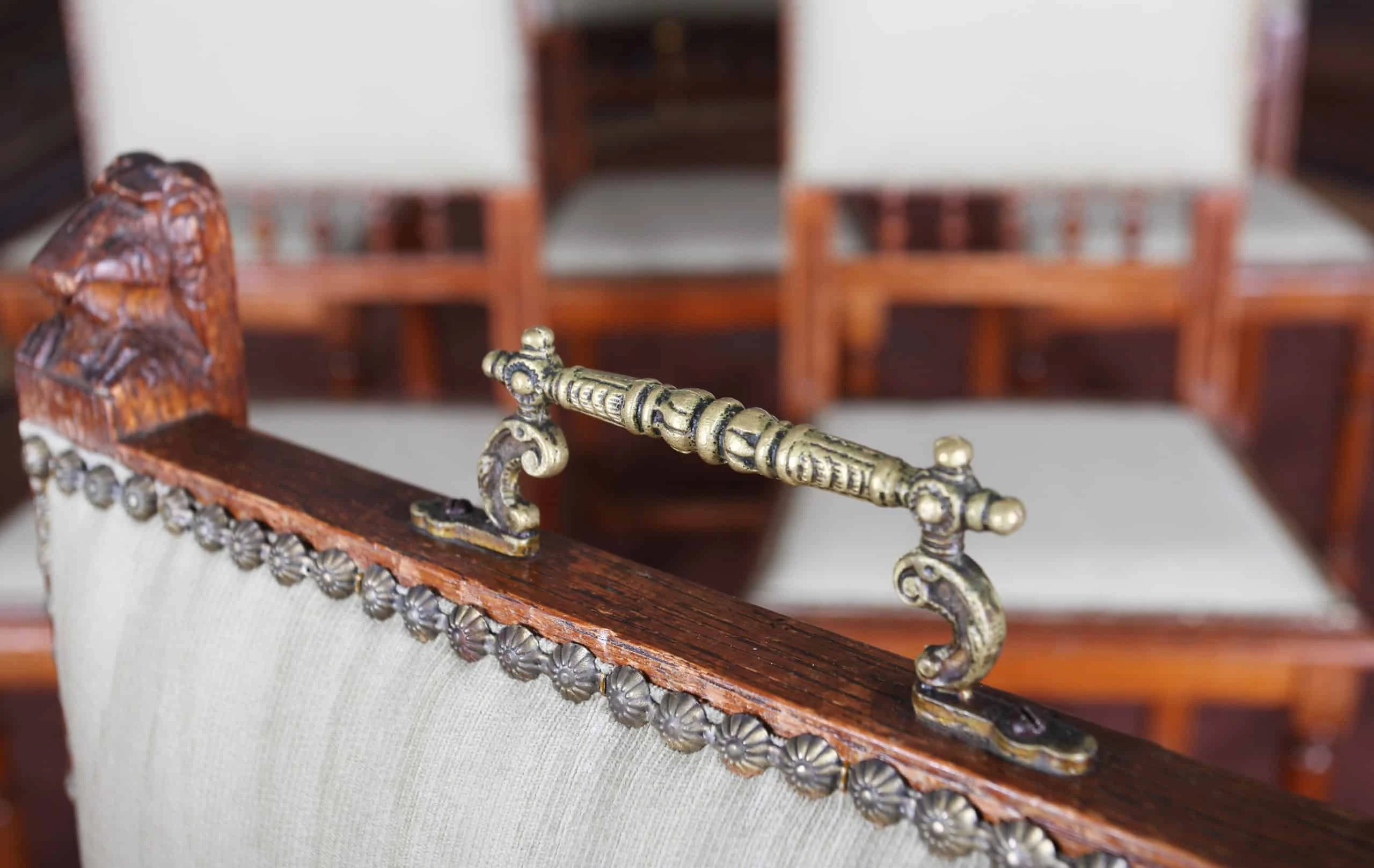 Starožitný komplet židlí se lvy