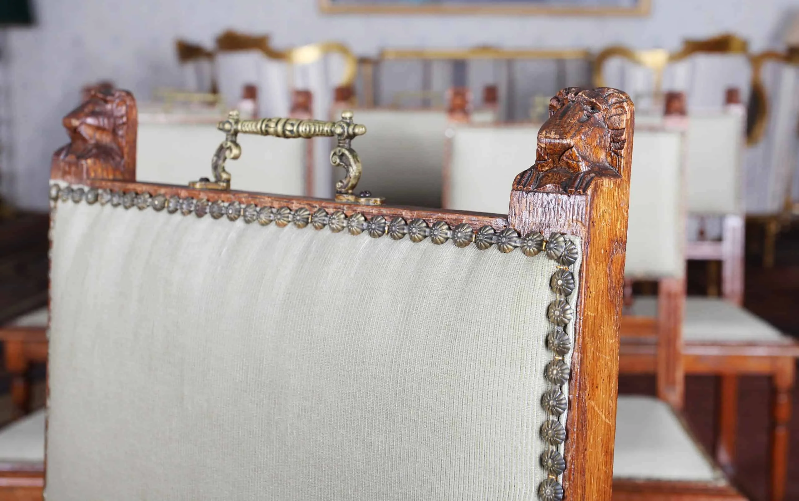 Starožitný komplet židlí se lvy