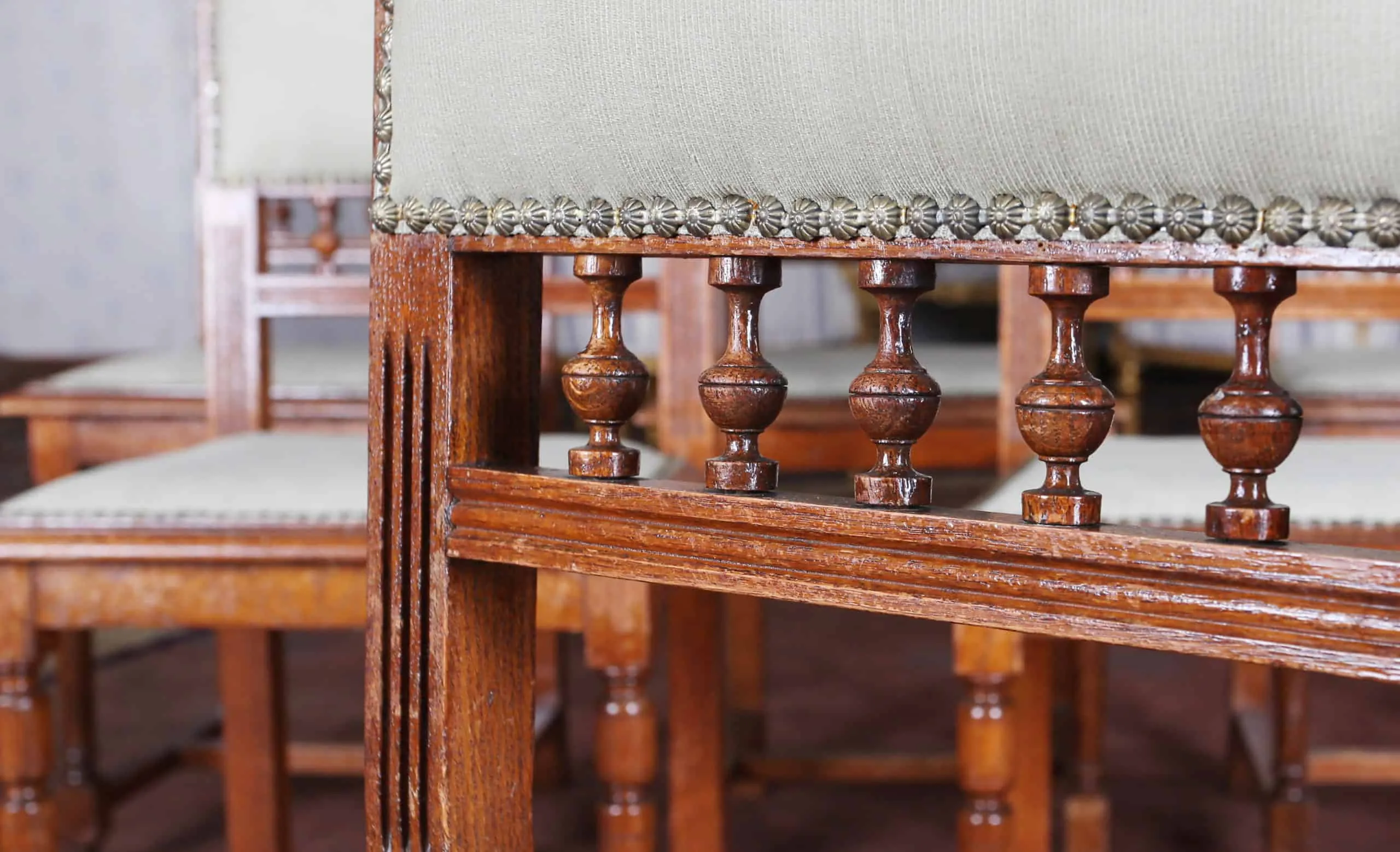 Starožitný komplet židlí se lvy