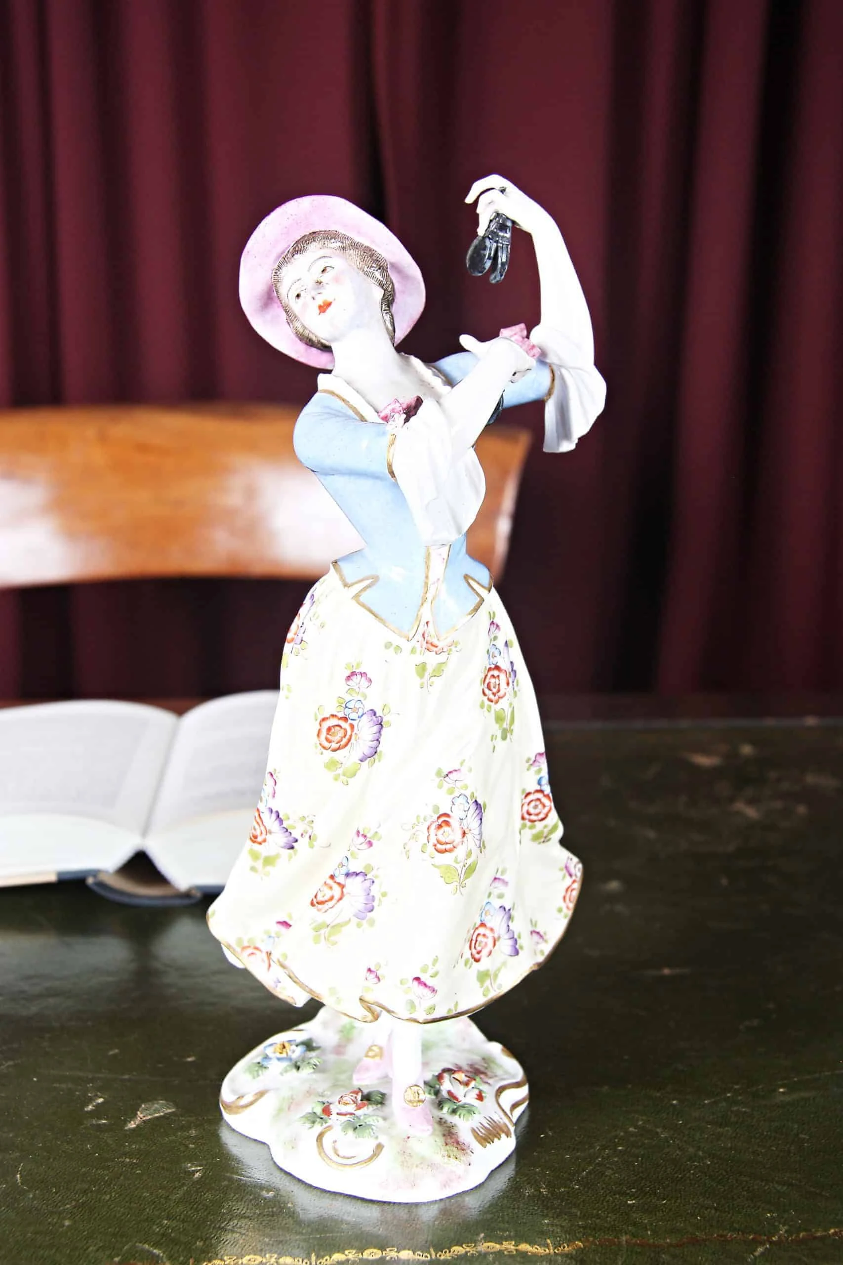 Porcelánové figurky tanečnice a hudebník. Značené