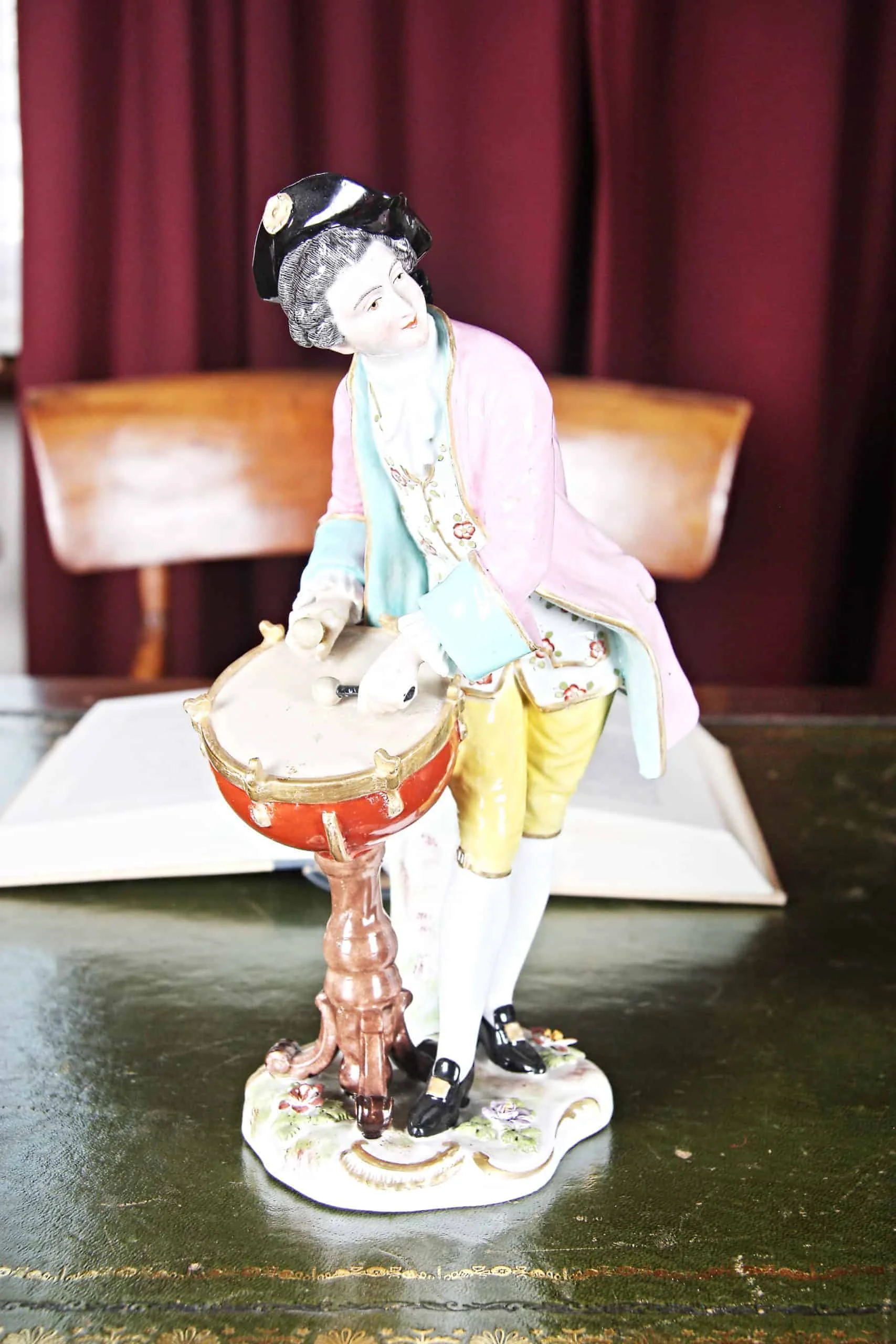 Porcelánové figurky tanečnice a hudebník. Značené