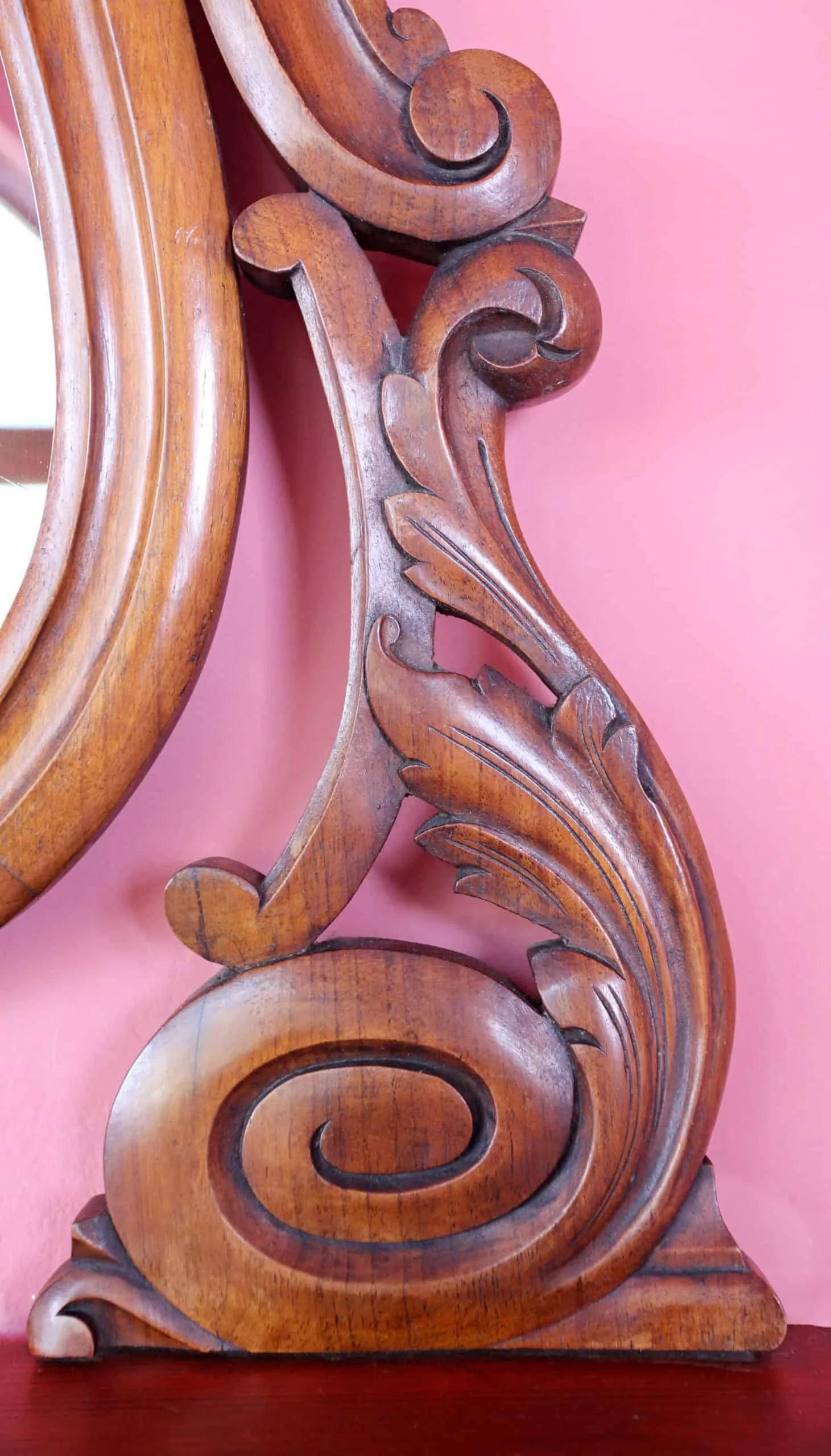 Starožitné zrcadlo s policí. Řezbované