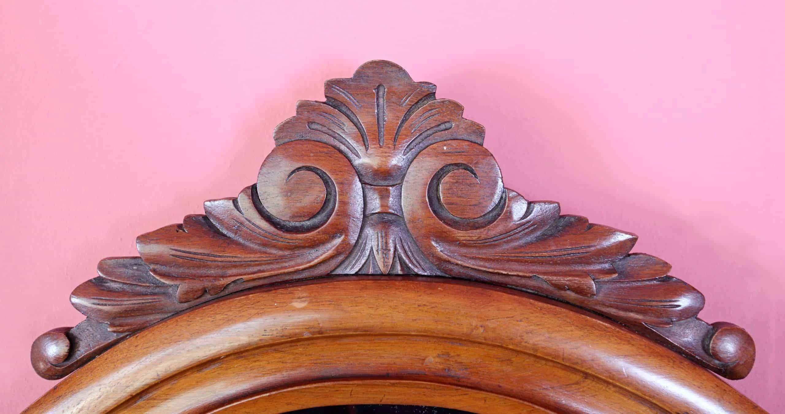 Starožitné zrcadlo s policí. Řezbované