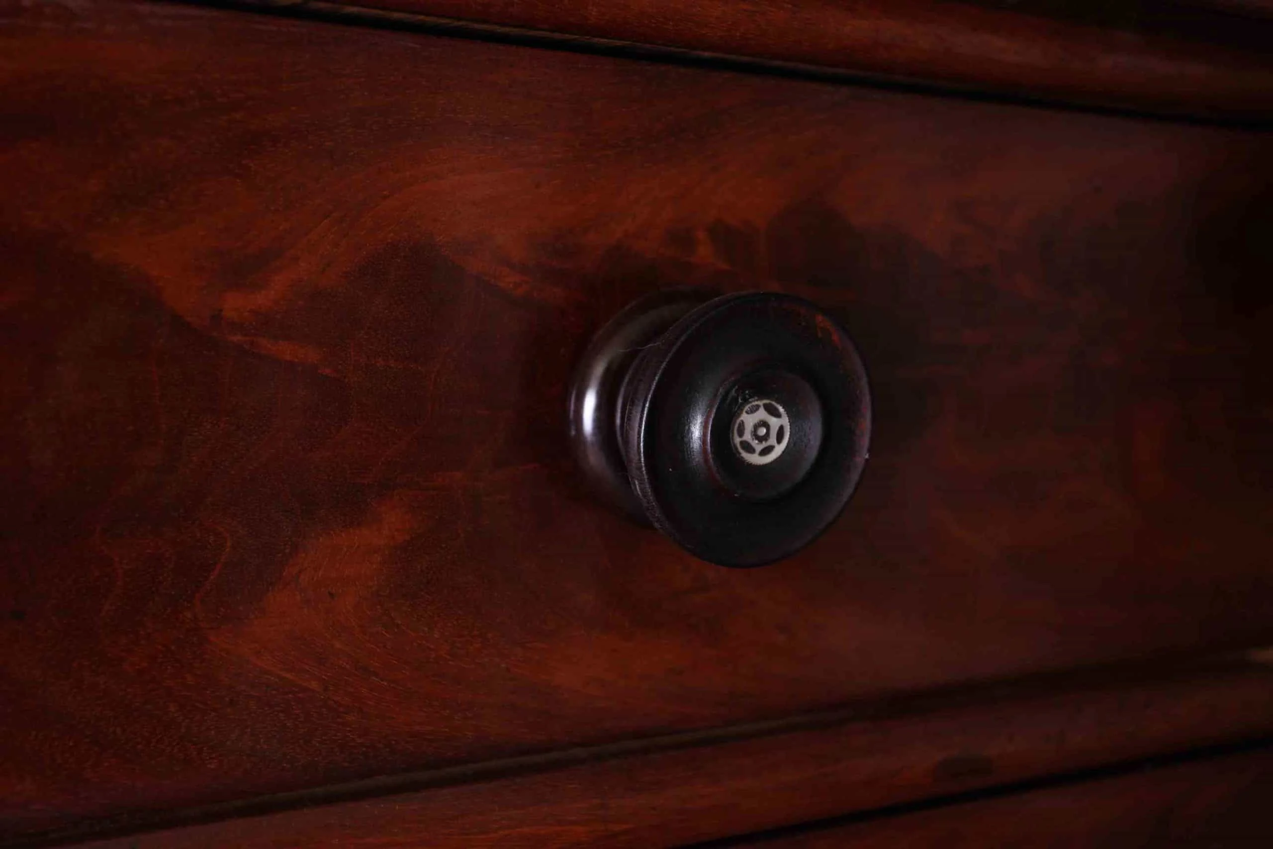 Šuplíková komoda Ludvík Filip. Mahagon. 1840