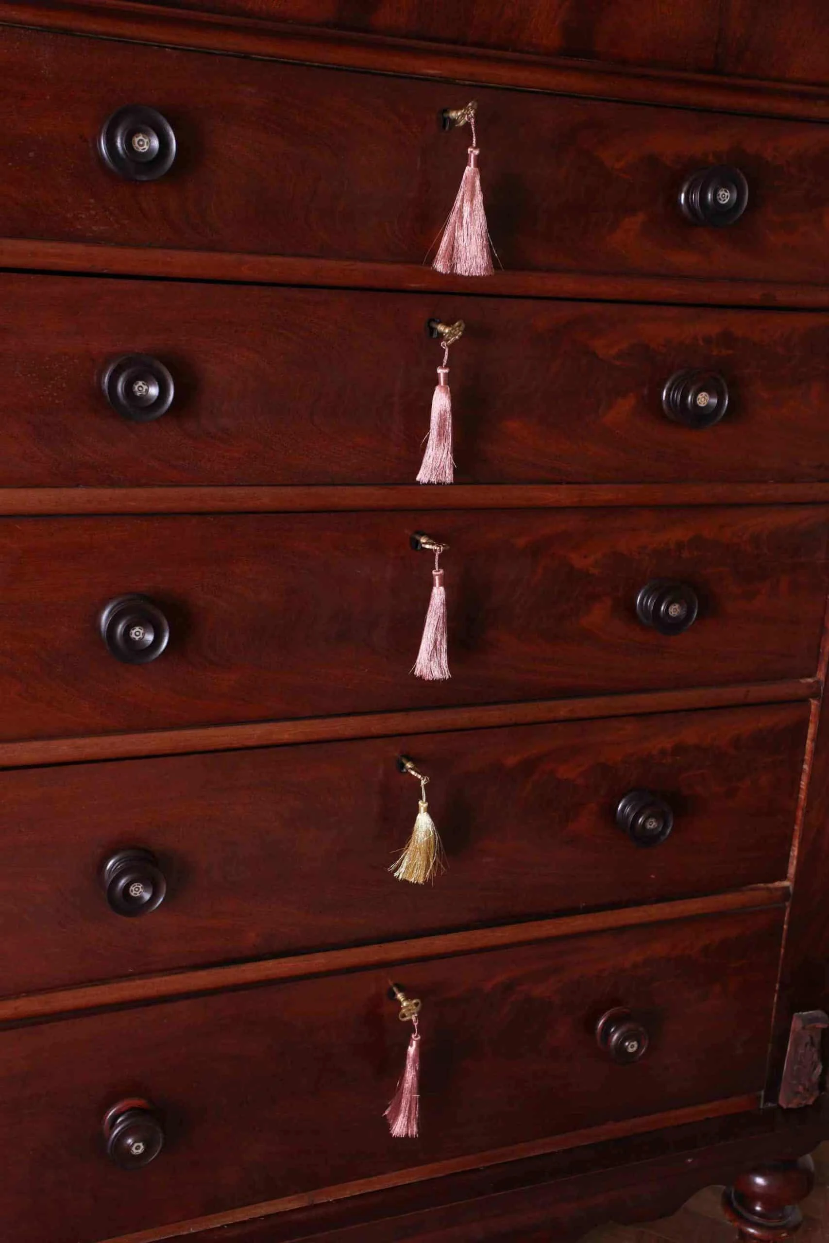 Šuplíková komoda Ludvík Filip. Mahagon. 1840