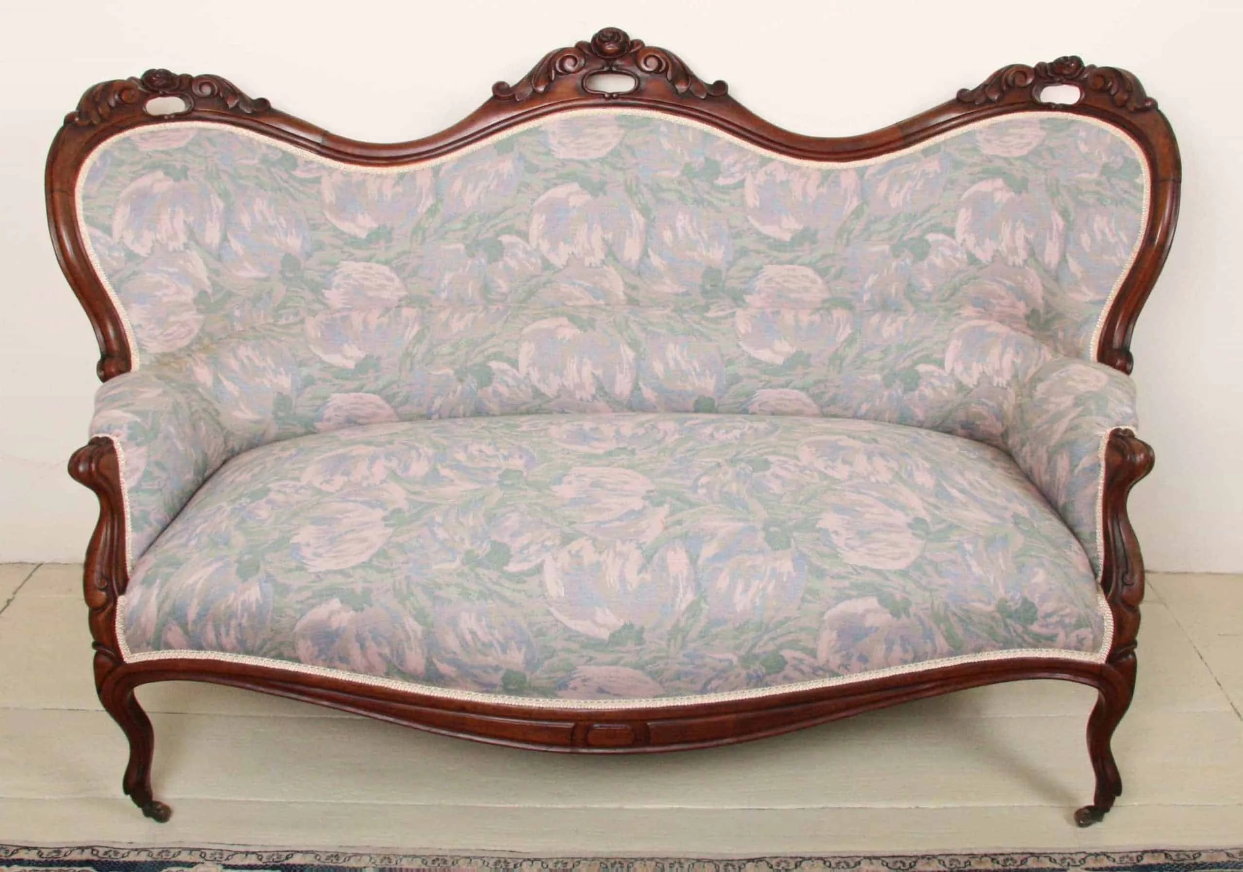 Druhorokoková sofa. Zrestaurovaná.