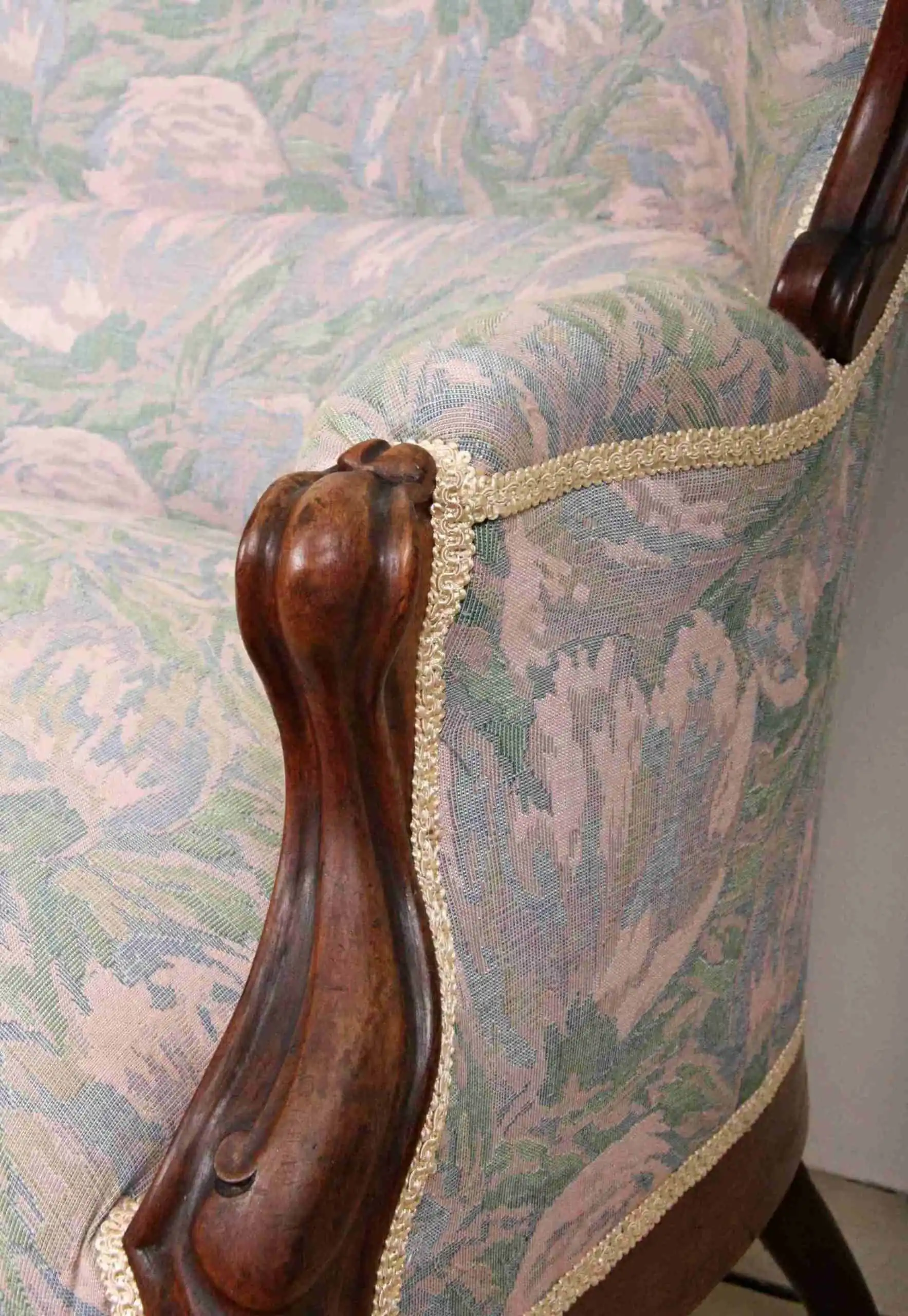 Druhorokoková sofa. Zrestaurovaná.