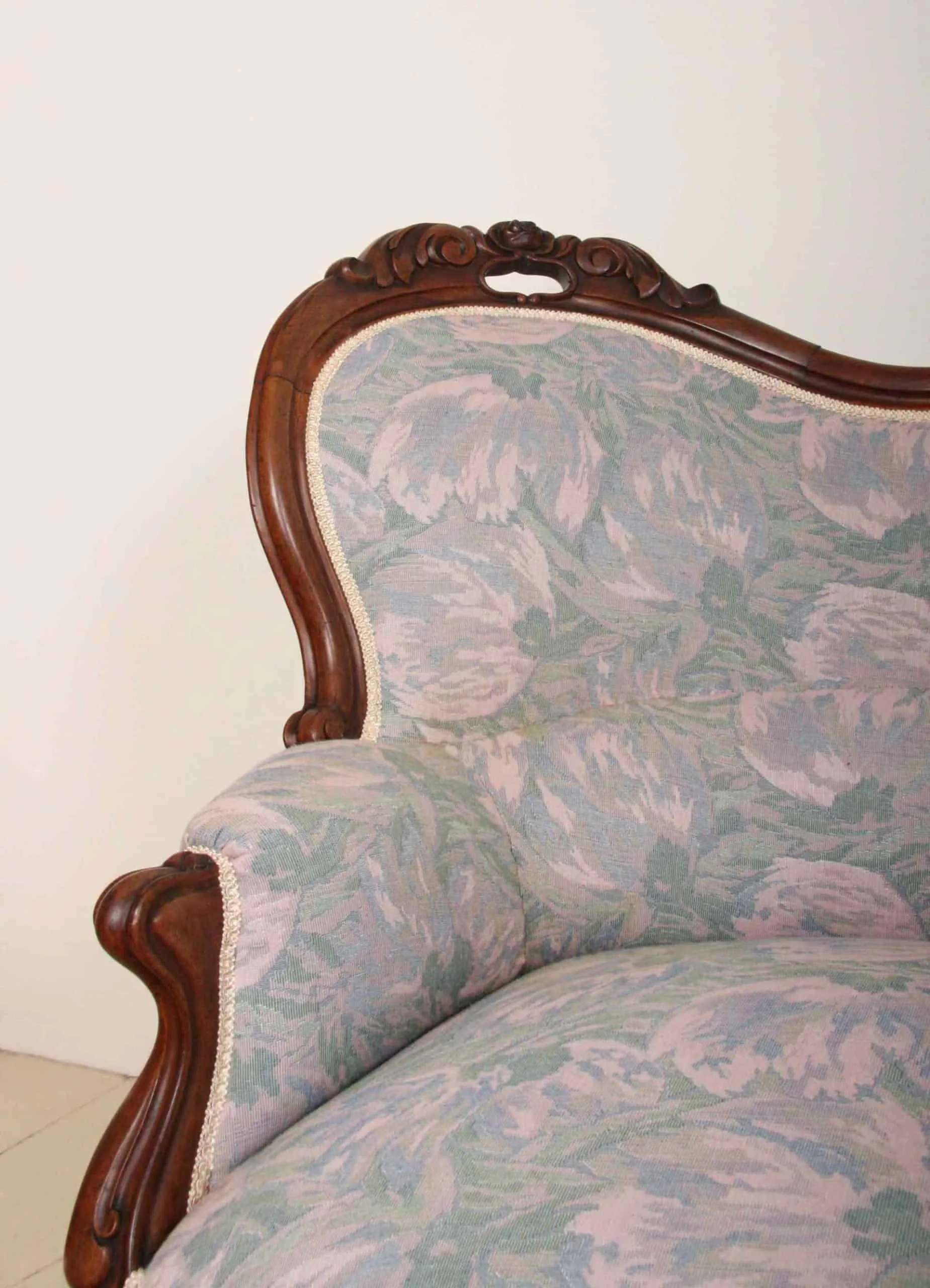 Druhorokoková sofa. Zrestaurovaná.