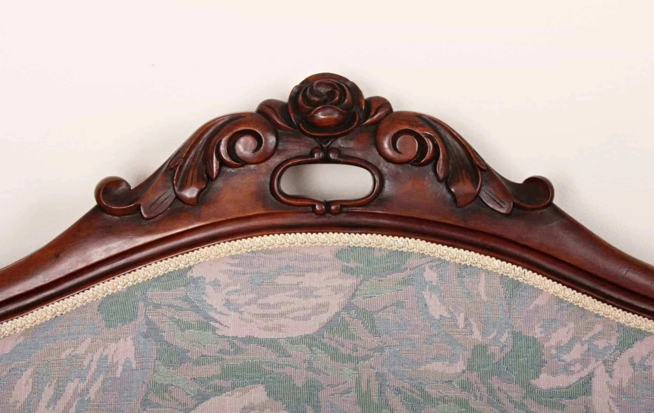 Druhorokoková sofa. Zrestaurovaná.
