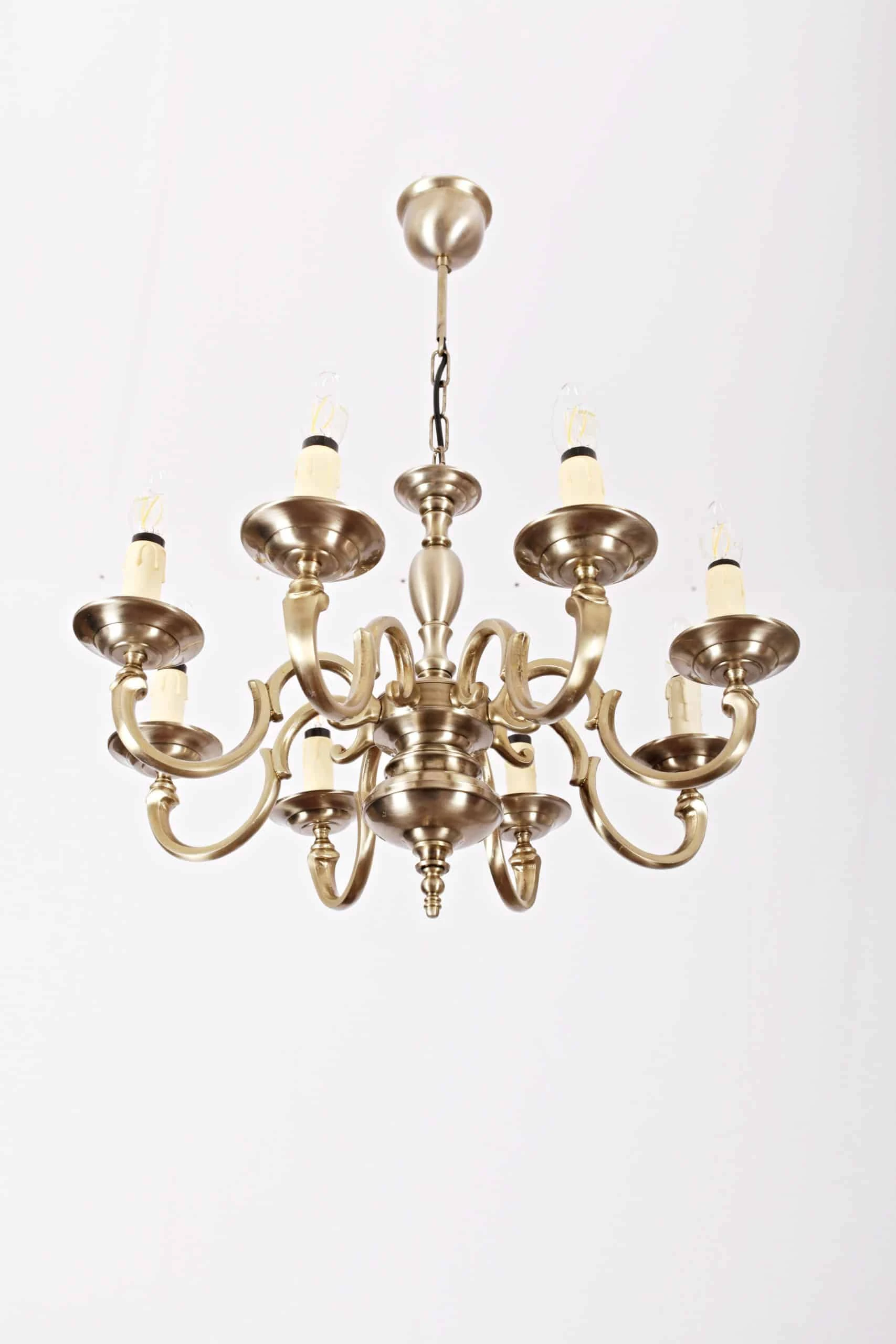 Osmiramenný lustr z bílého kovu