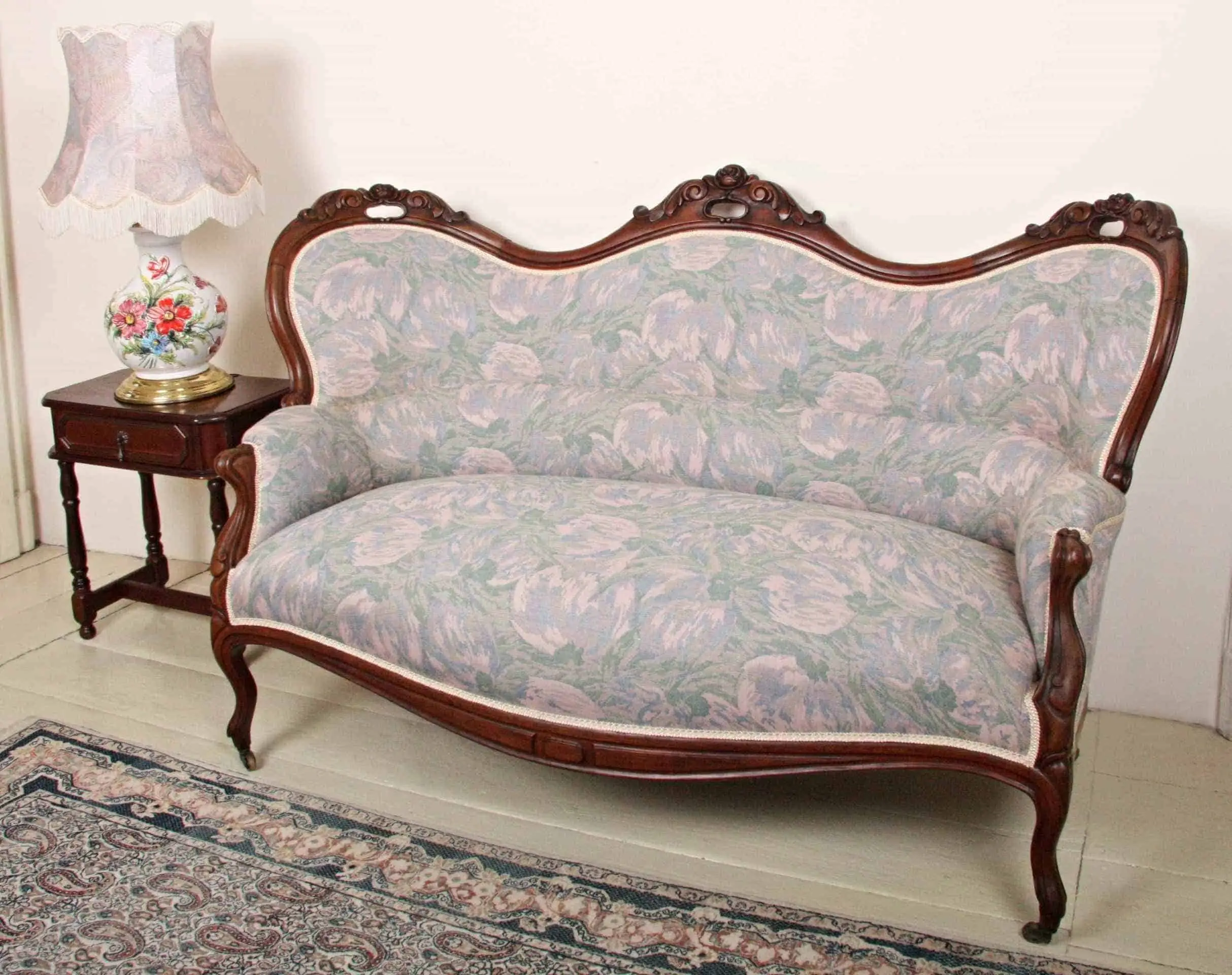 Druhorokoková sofa. Zrestaurovaná.