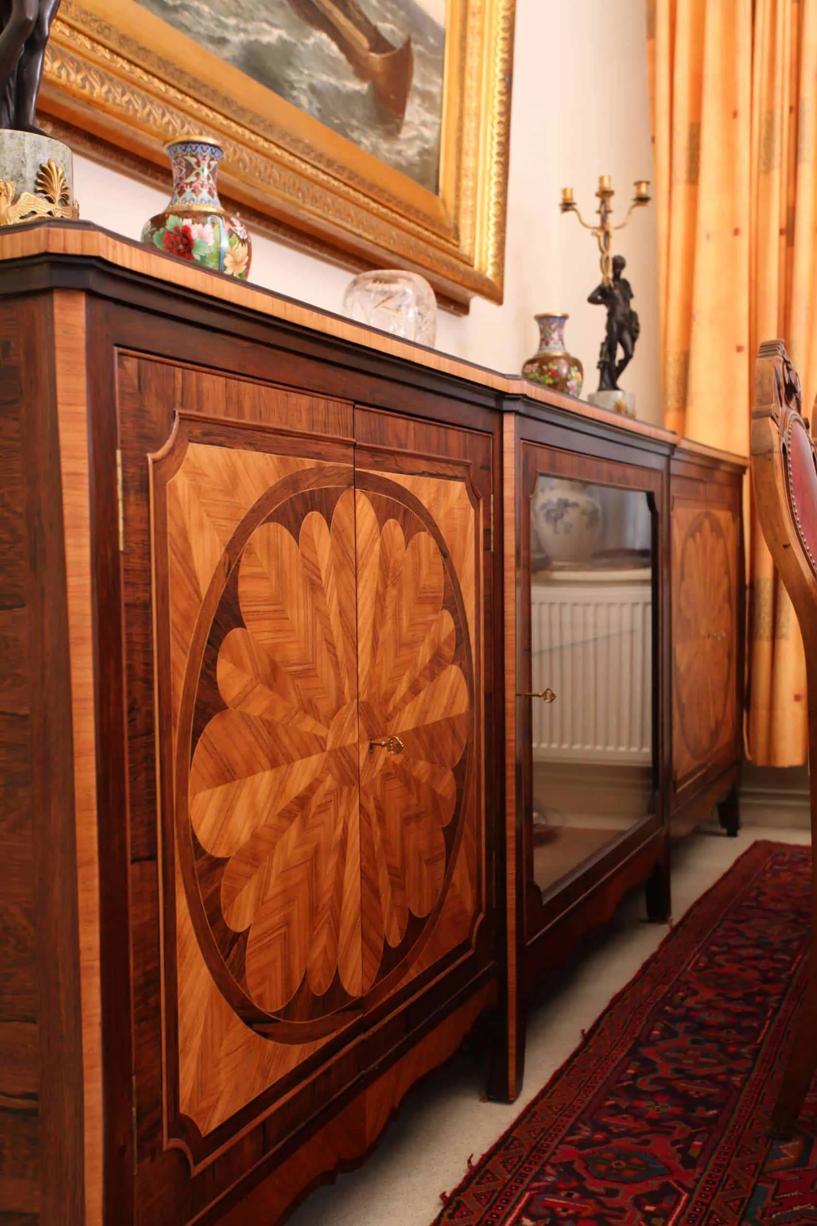 Intarzovaná Art Deco jídelna s rozkládacím stolem až pro 20 osob