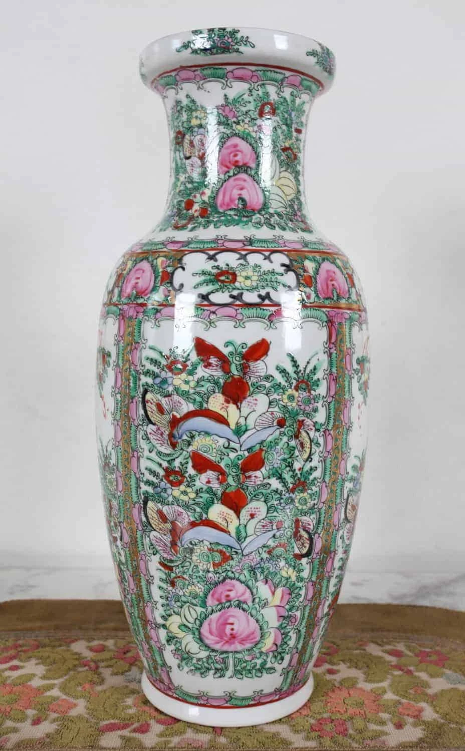 Ručně malovaná čínská váza. Značená