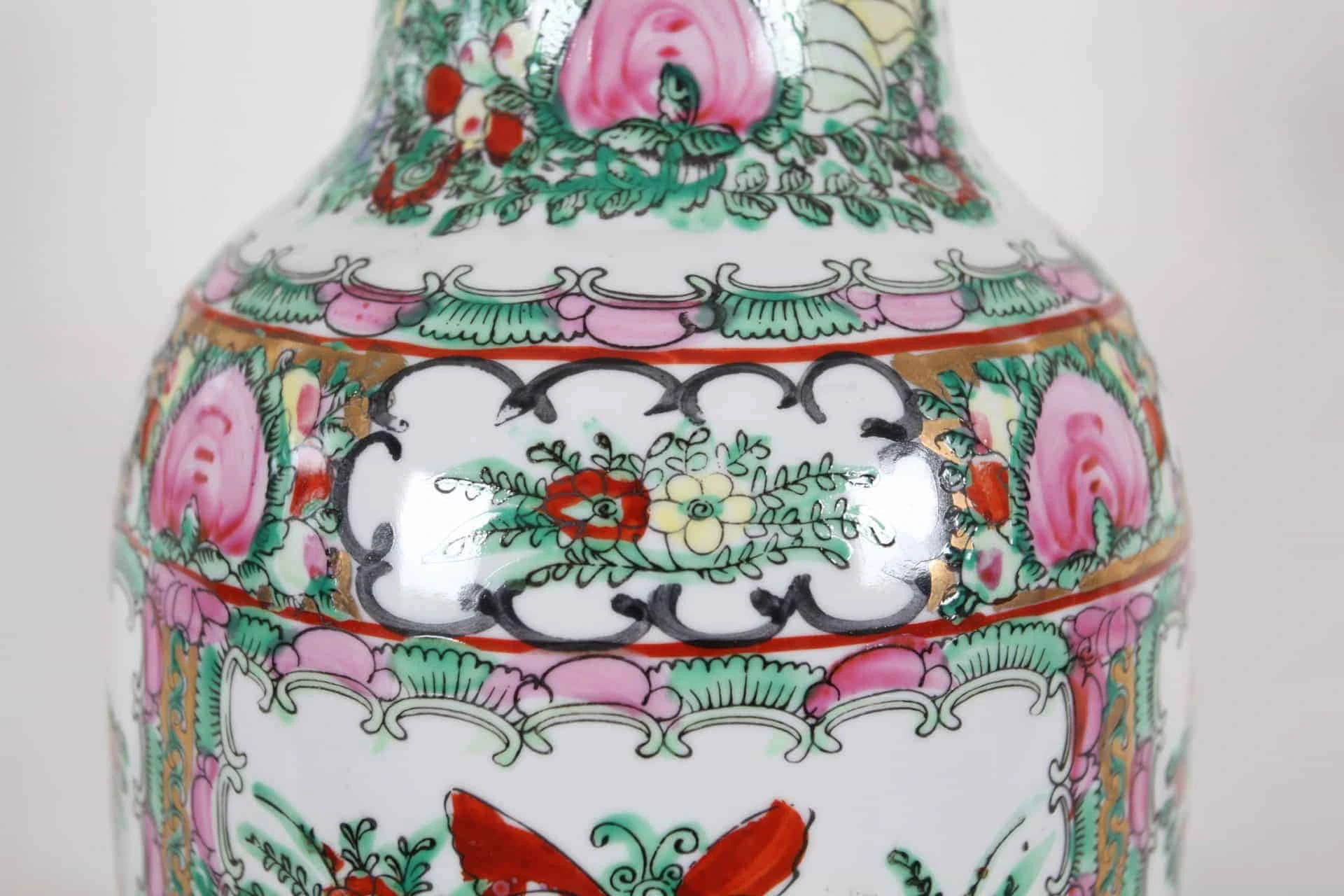 Ručně malovaná čínská váza. Značená