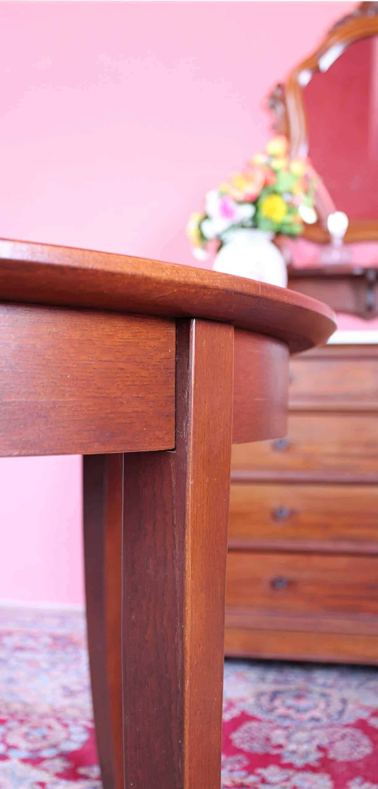 Menší kulatý stůl z masivu