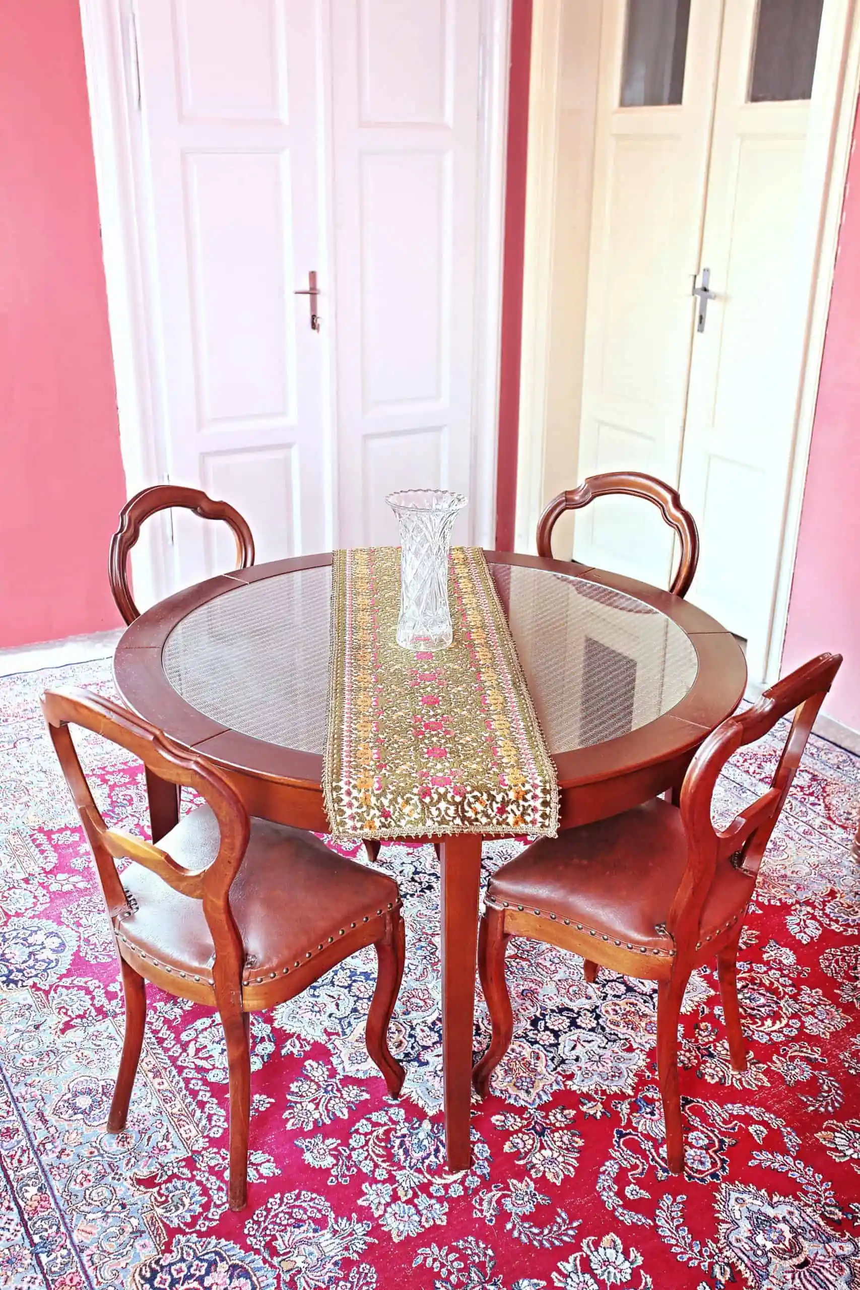 Menší kulatý stůl z masivu