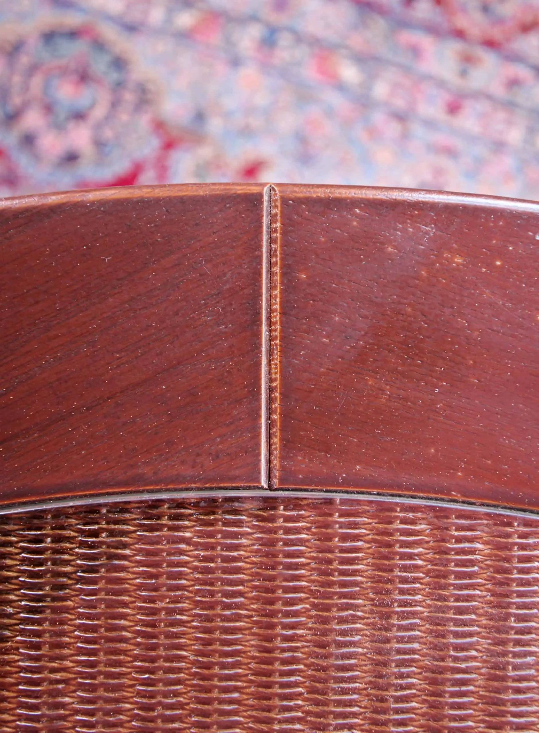 Menší kulatý stůl z masivu