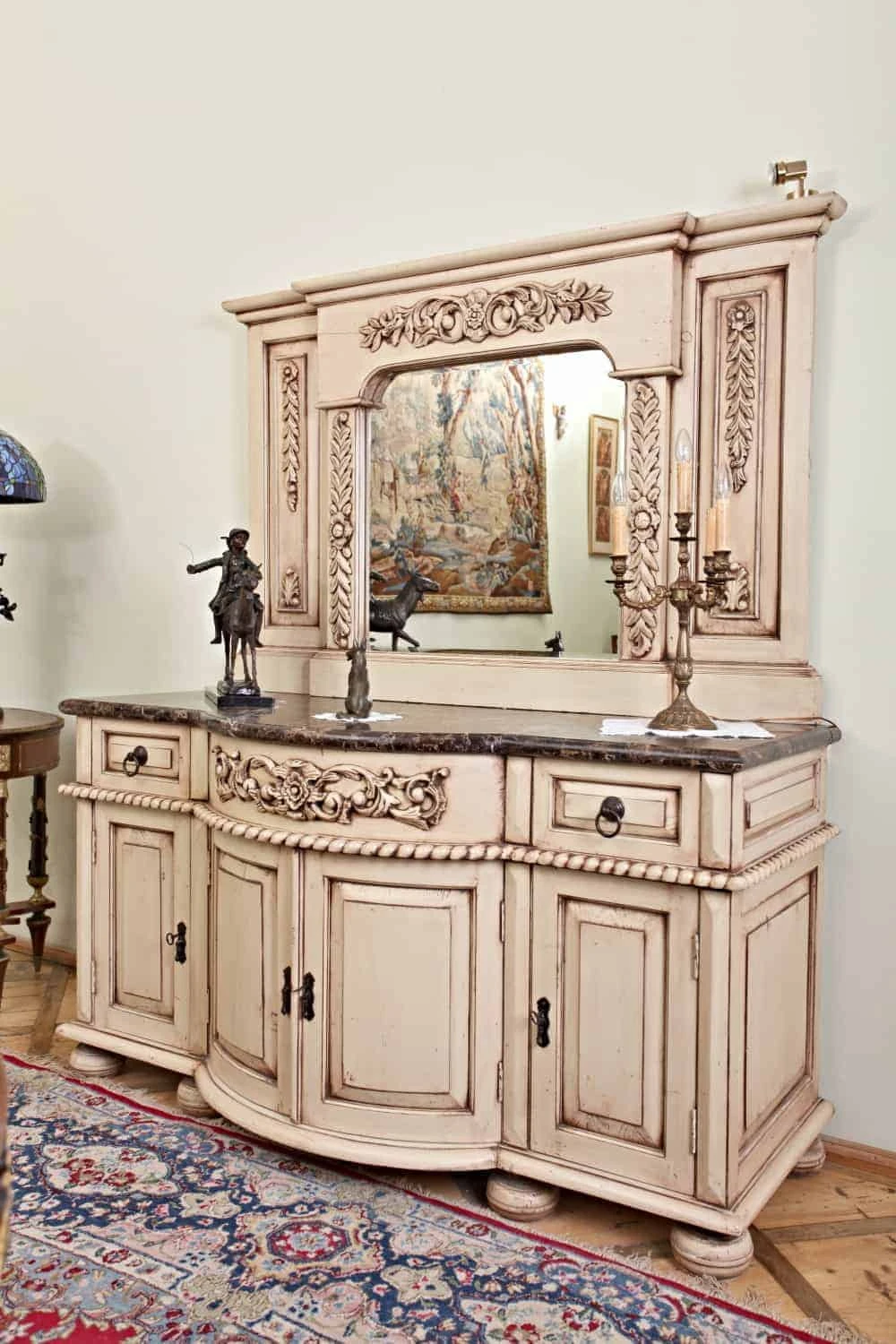 Neobarokní komoda se zrcadlem. Mramor