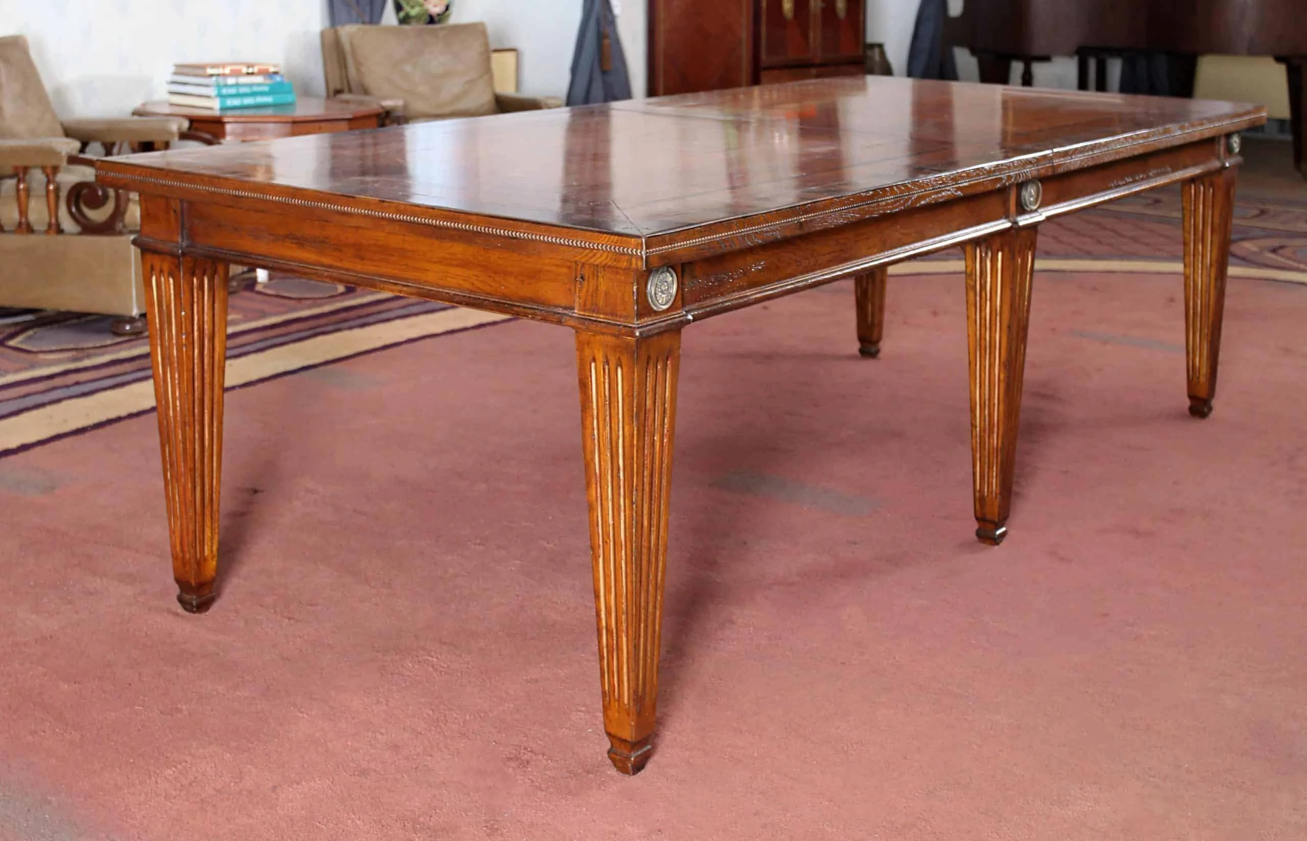 Velký neoklasicistní stůl z ořechu. Rozkládací pro 14 osob