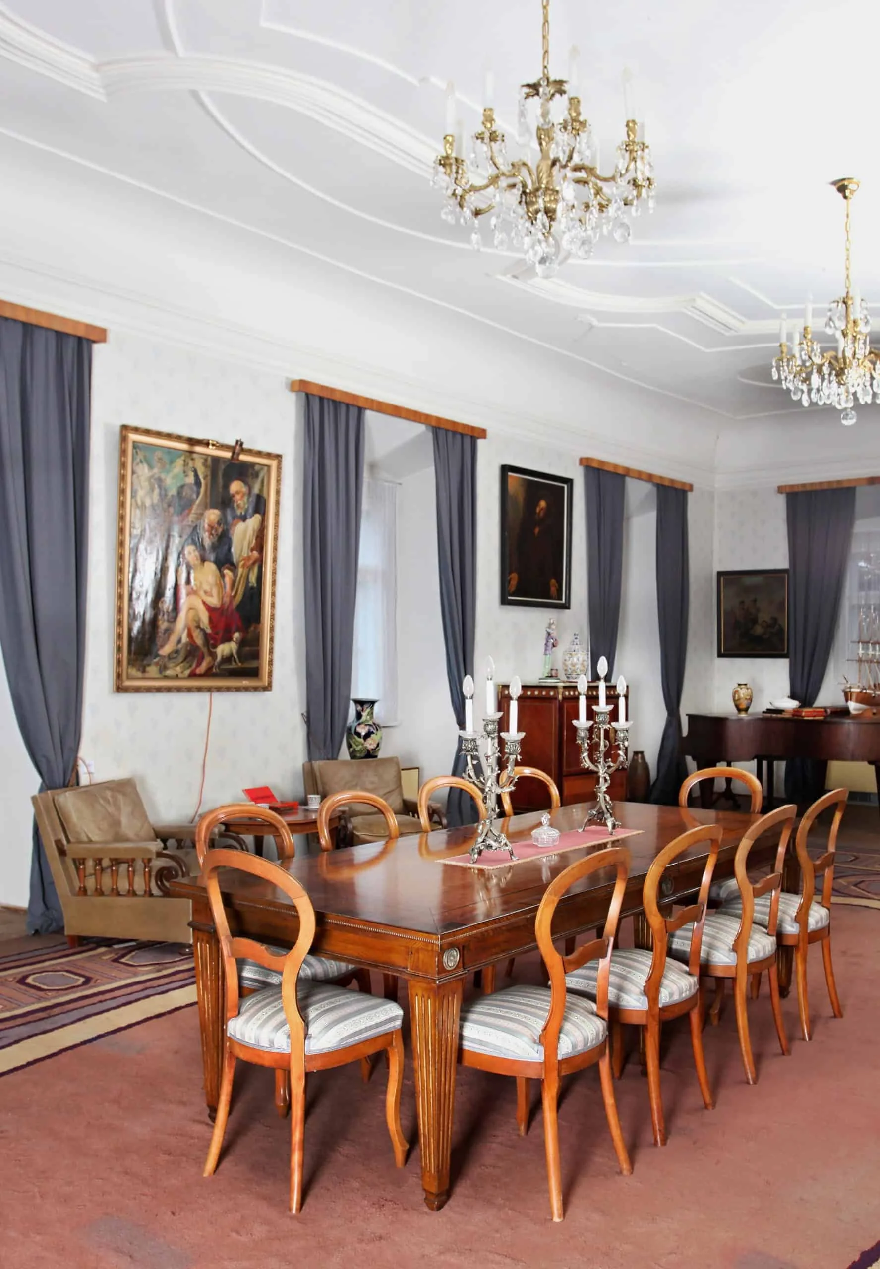 Velký neoklasicistní stůl z ořechu. Rozkládací pro 14 osob